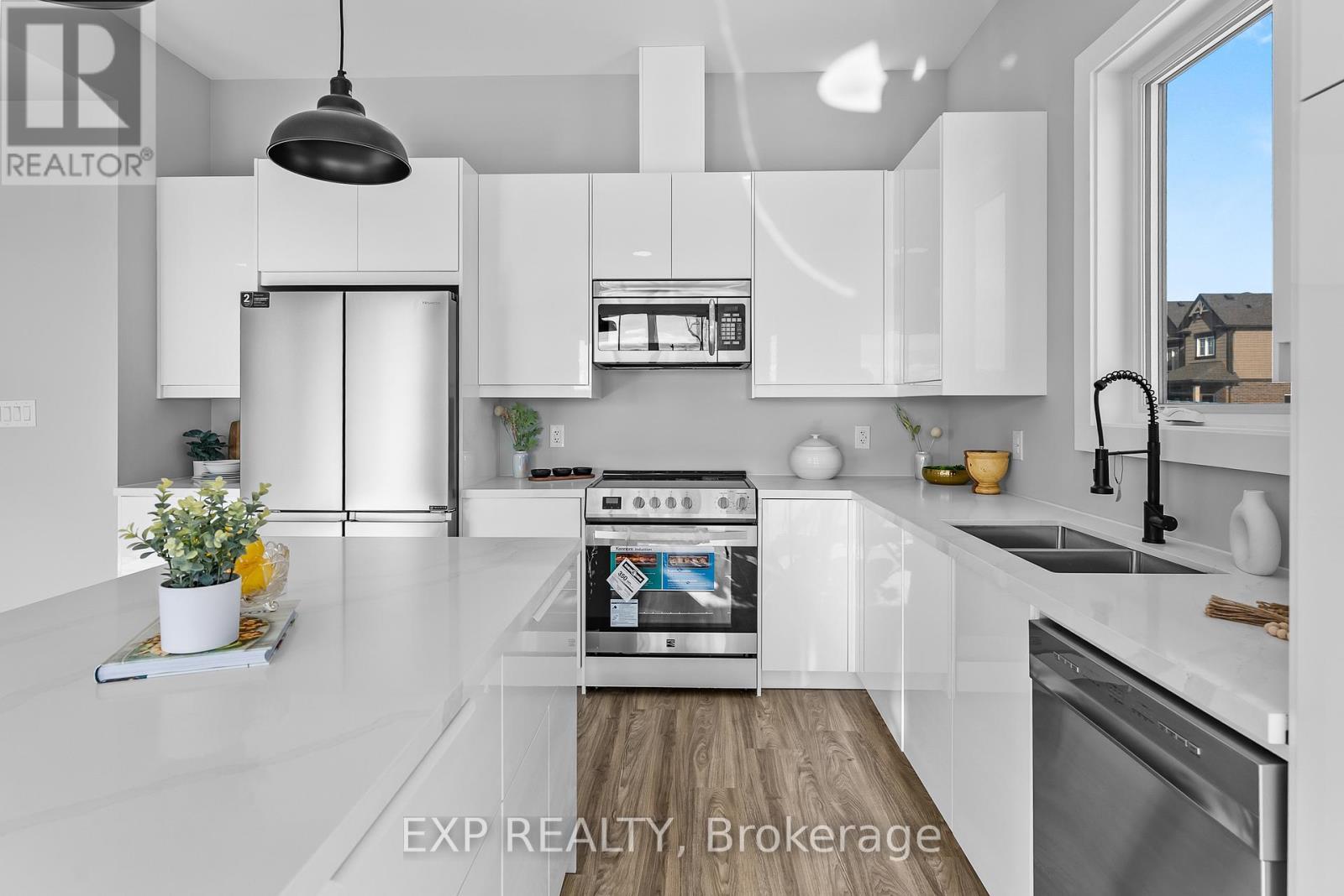 51 Alicia Crescent, Thorold (Hurricane/Merrittville), ON - Indoor Photo Showing Kitchen With Stainless Steel Kitchen With Double Sink With Upgraded Kitchen