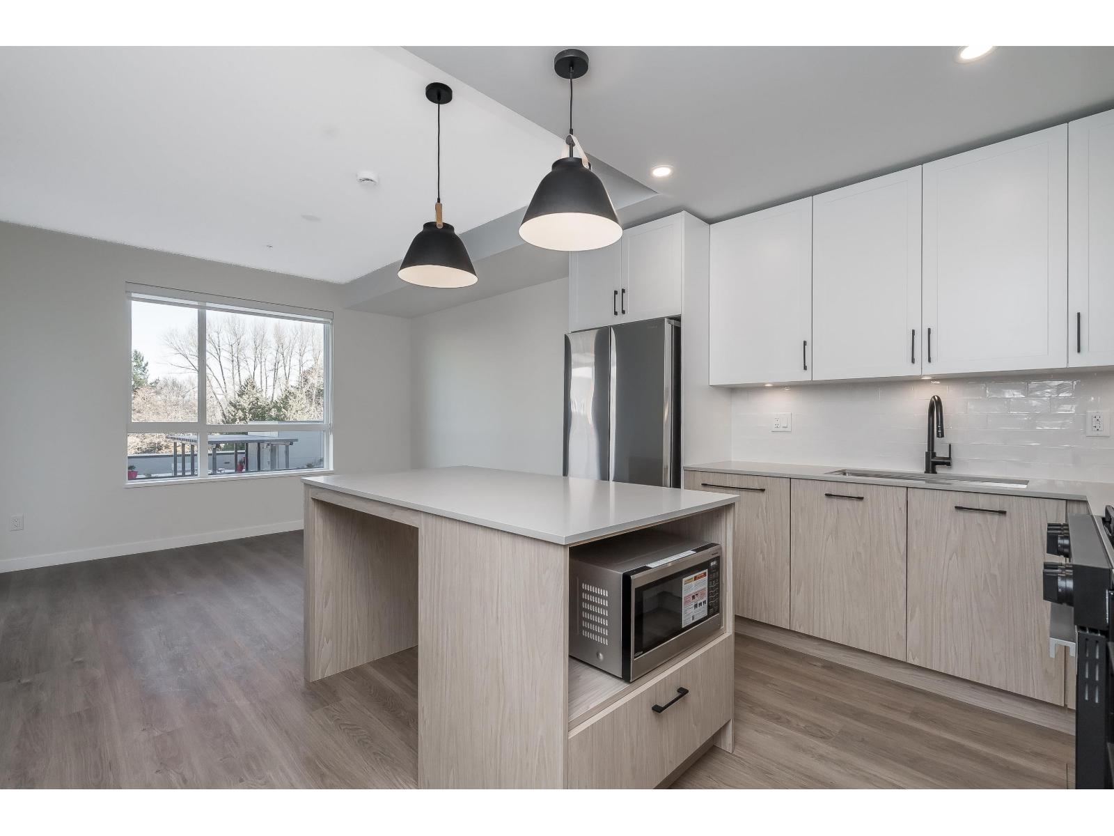 404 27218 Aldergrove Town Centre Drive, Langley, BC - Indoor Photo Showing Kitchen With Upgraded Kitchen