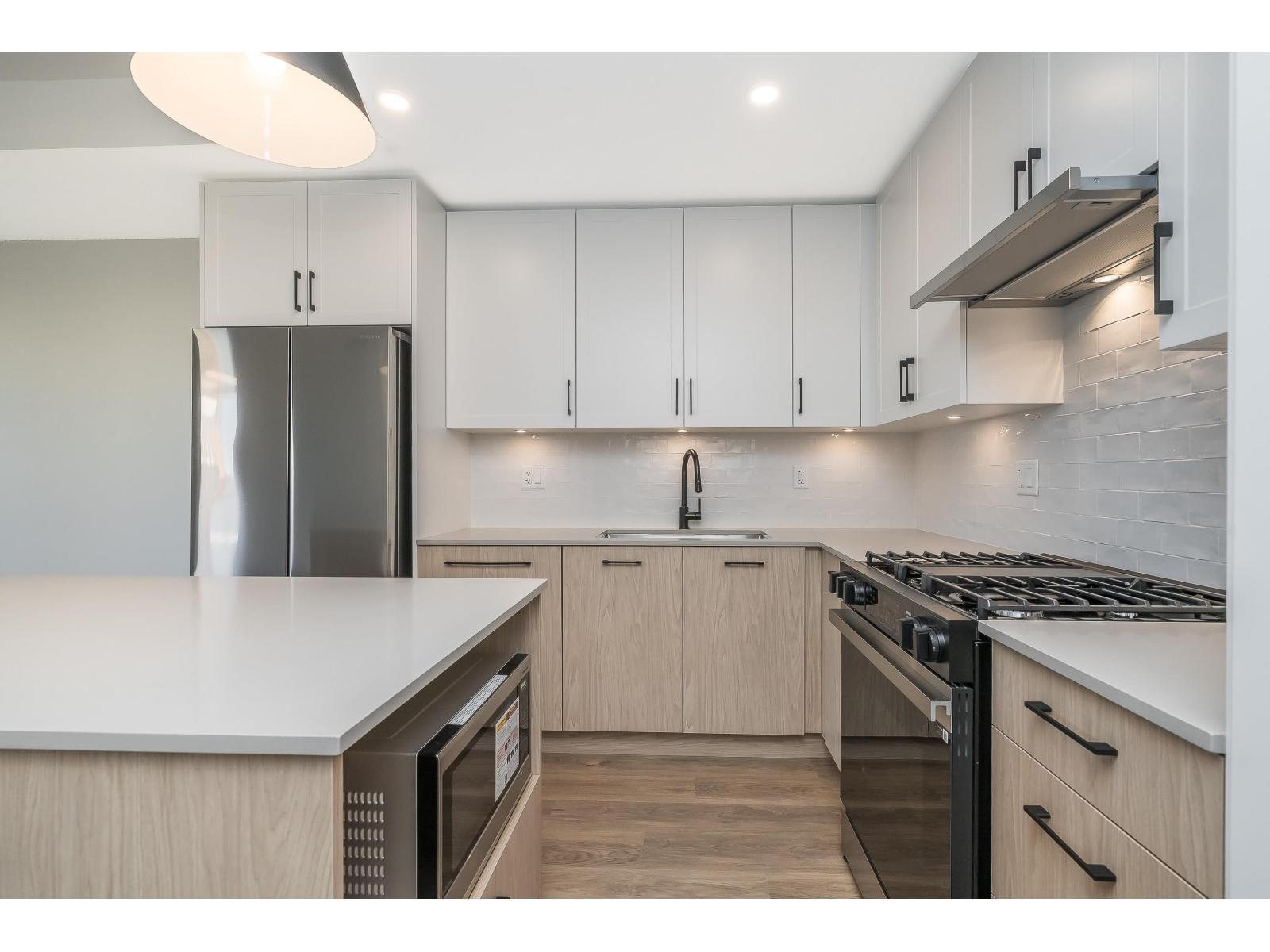 404 27218 Aldergrove Town Centre Drive, Langley, BC - Indoor Photo Showing Kitchen With Upgraded Kitchen