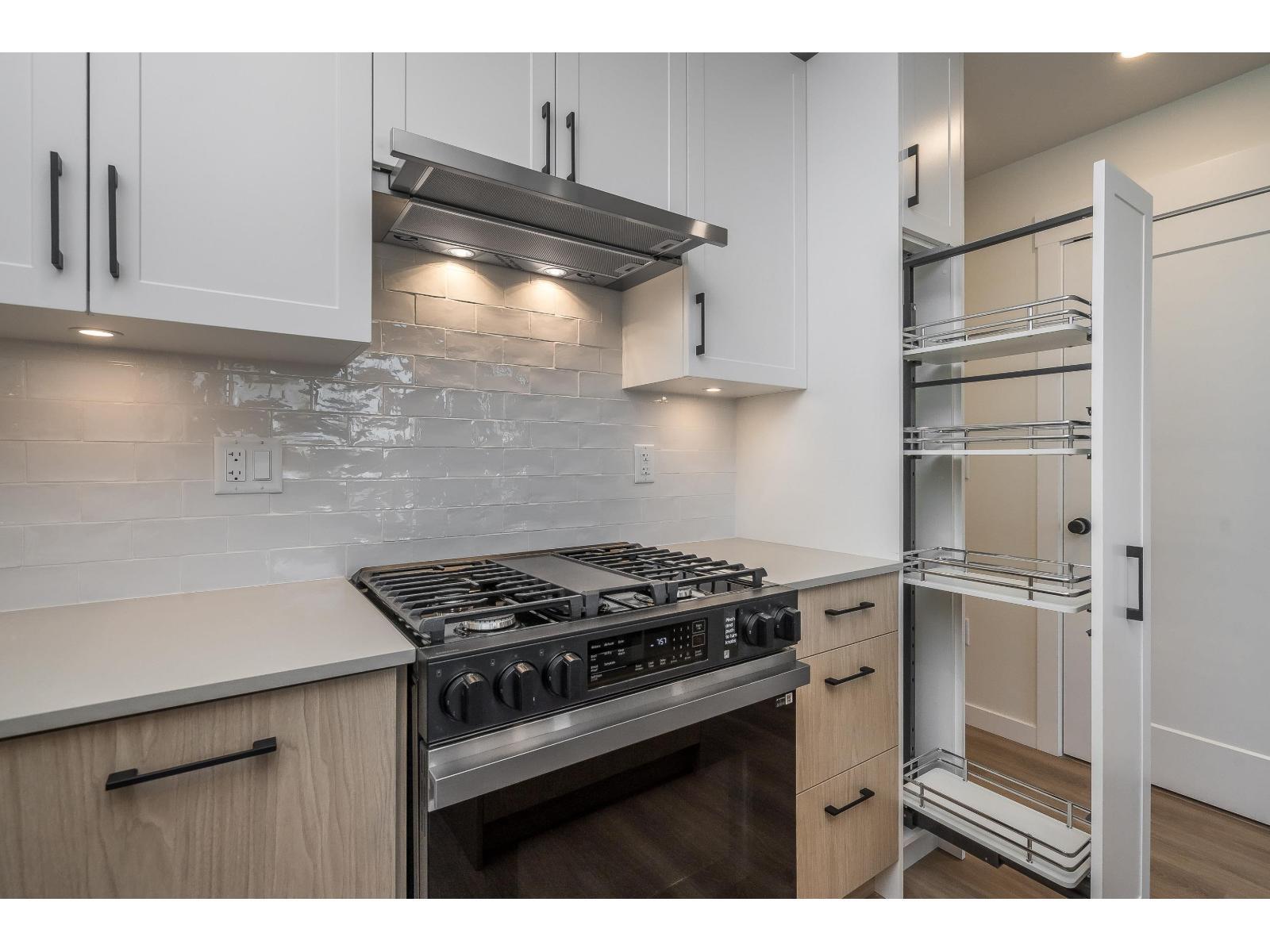 404 27218 Aldergrove Town Centre Drive, Langley, BC - Indoor Photo Showing Kitchen With Upgraded Kitchen
