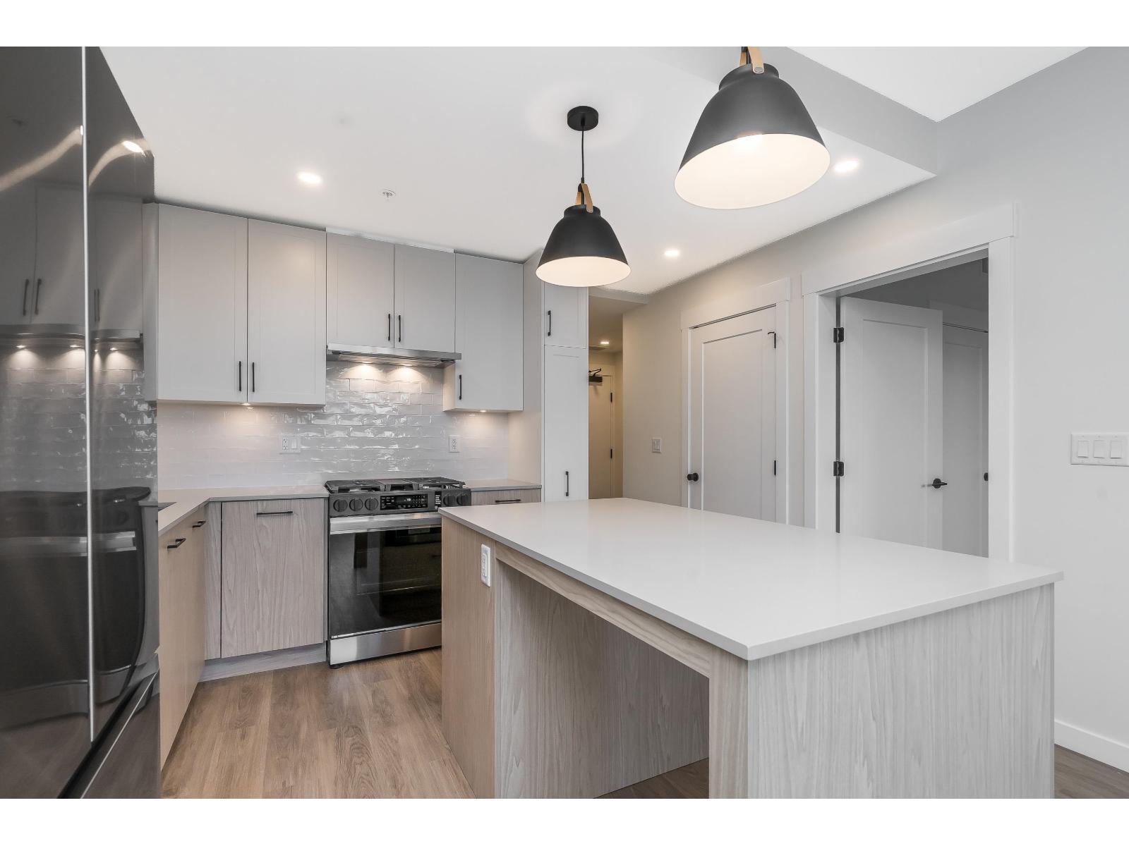 404 27218 Aldergrove Town Centre Drive, Langley, BC - Indoor Photo Showing Kitchen With Upgraded Kitchen