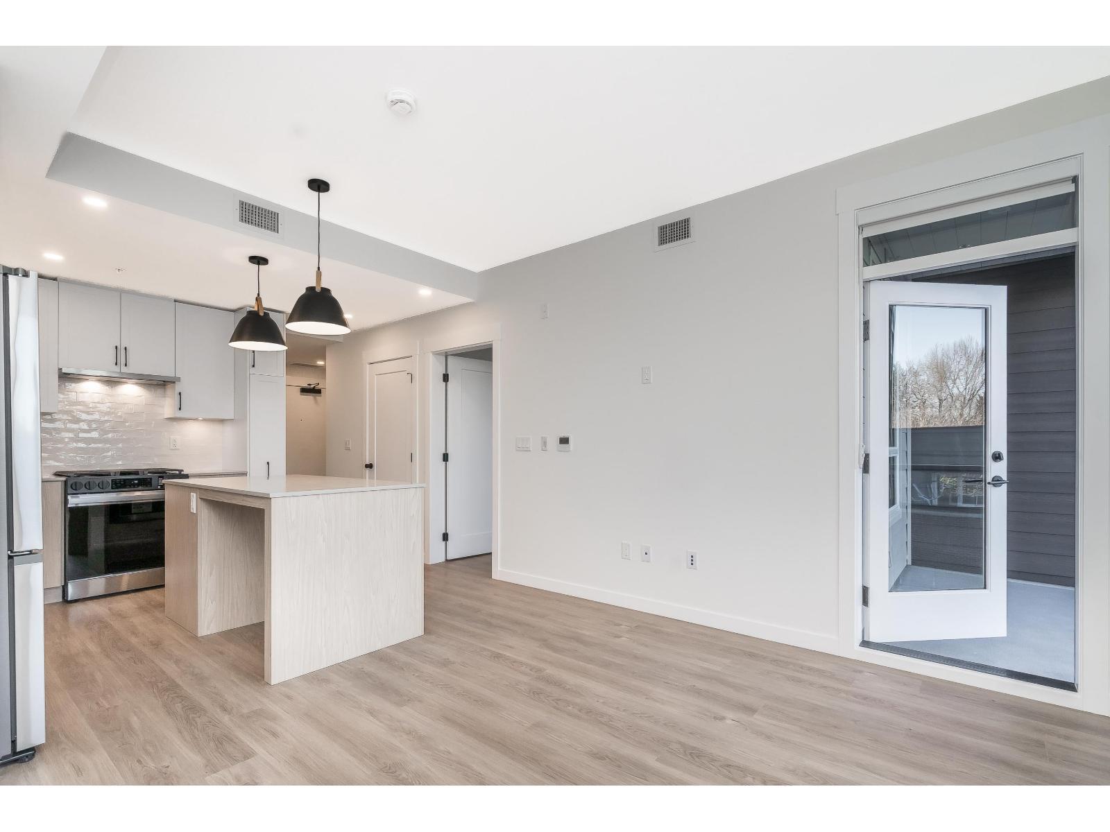404 27218 Aldergrove Town Centre Drive, Langley, BC - Indoor Photo Showing Kitchen With Upgraded Kitchen