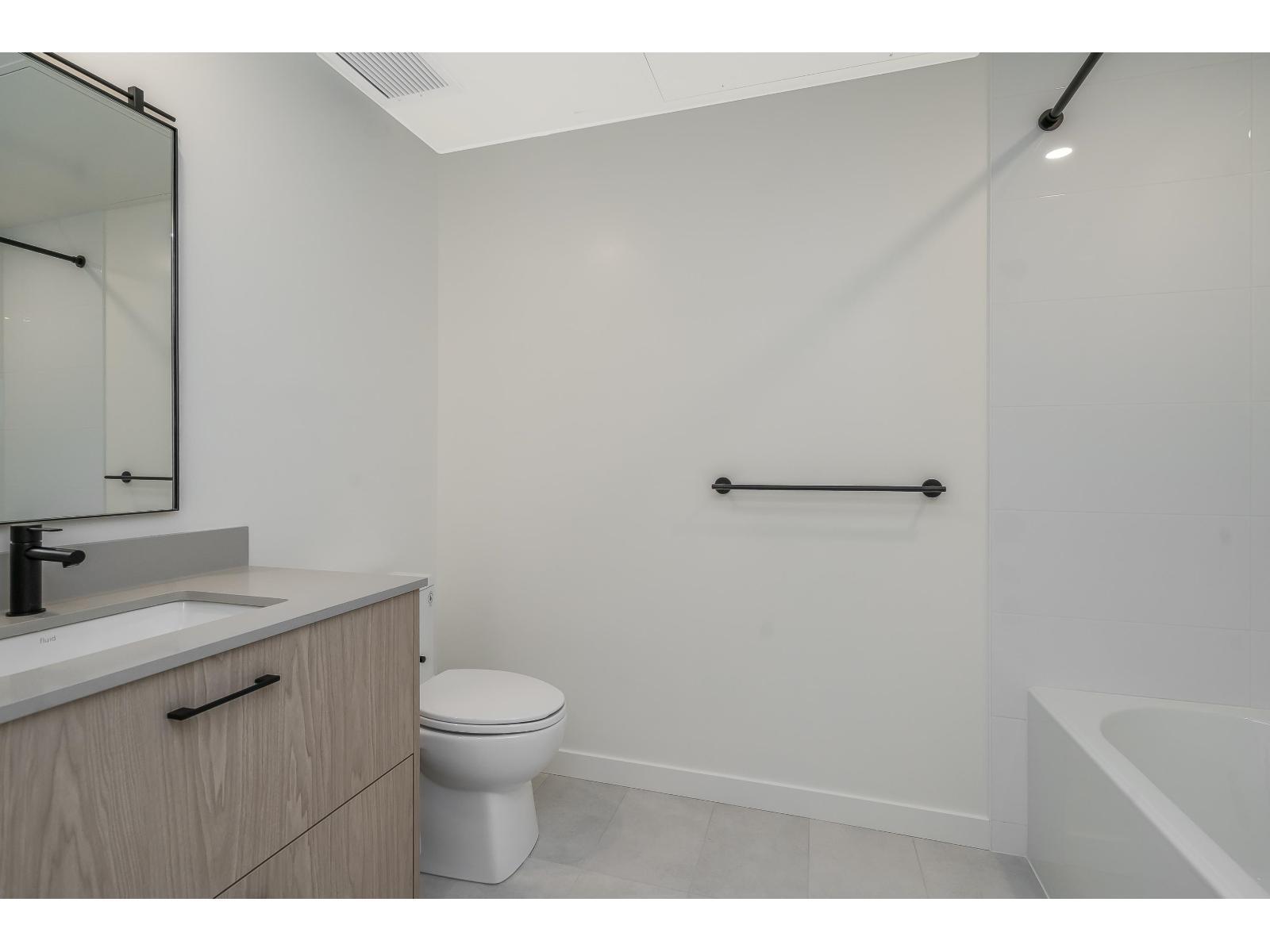 404 27218 Aldergrove Town Centre Drive, Langley, BC - Indoor Photo Showing Bathroom