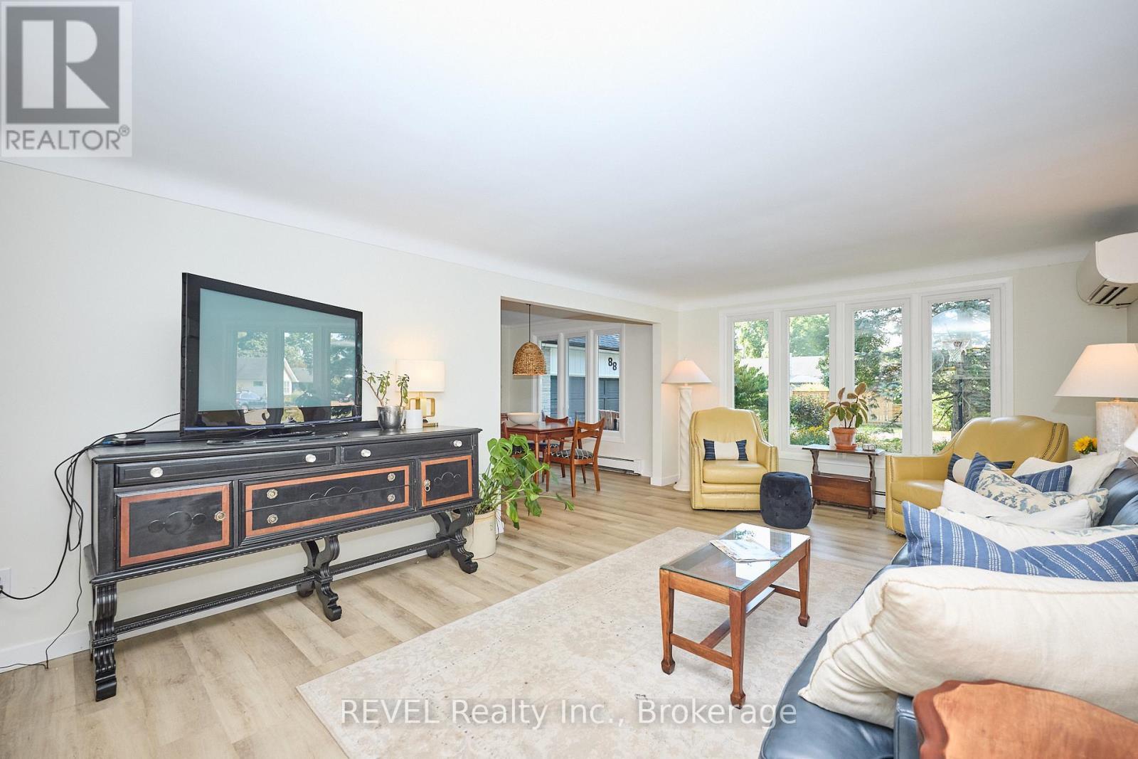 88 Haun Road, Fort Erie (Crystal Beach), ON - Indoor Photo Showing Living Room