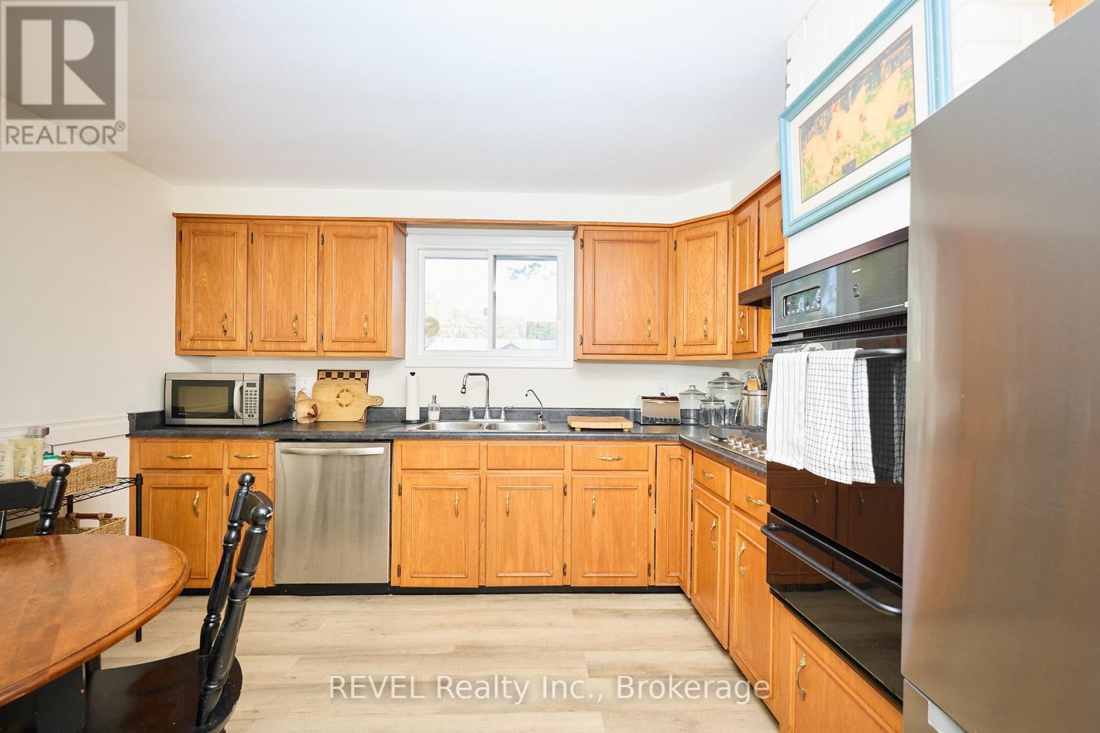 88 Haun Road, Fort Erie (Crystal Beach), ON - Indoor Photo Showing Kitchen With Double Sink