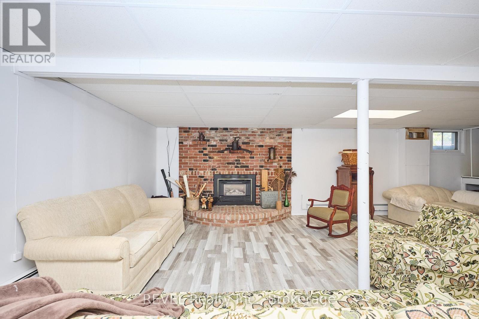 88 Haun Road, Fort Erie (Crystal Beach), ON - Indoor Photo Showing Living Room With Fireplace