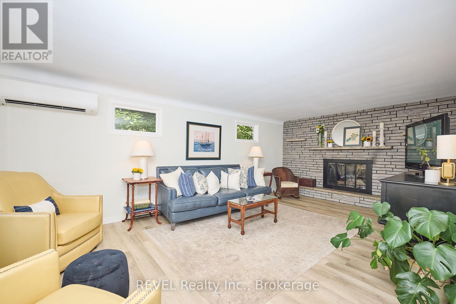 88 Haun Road, Fort Erie (Crystal Beach), ON - Indoor Photo Showing Living Room With Fireplace