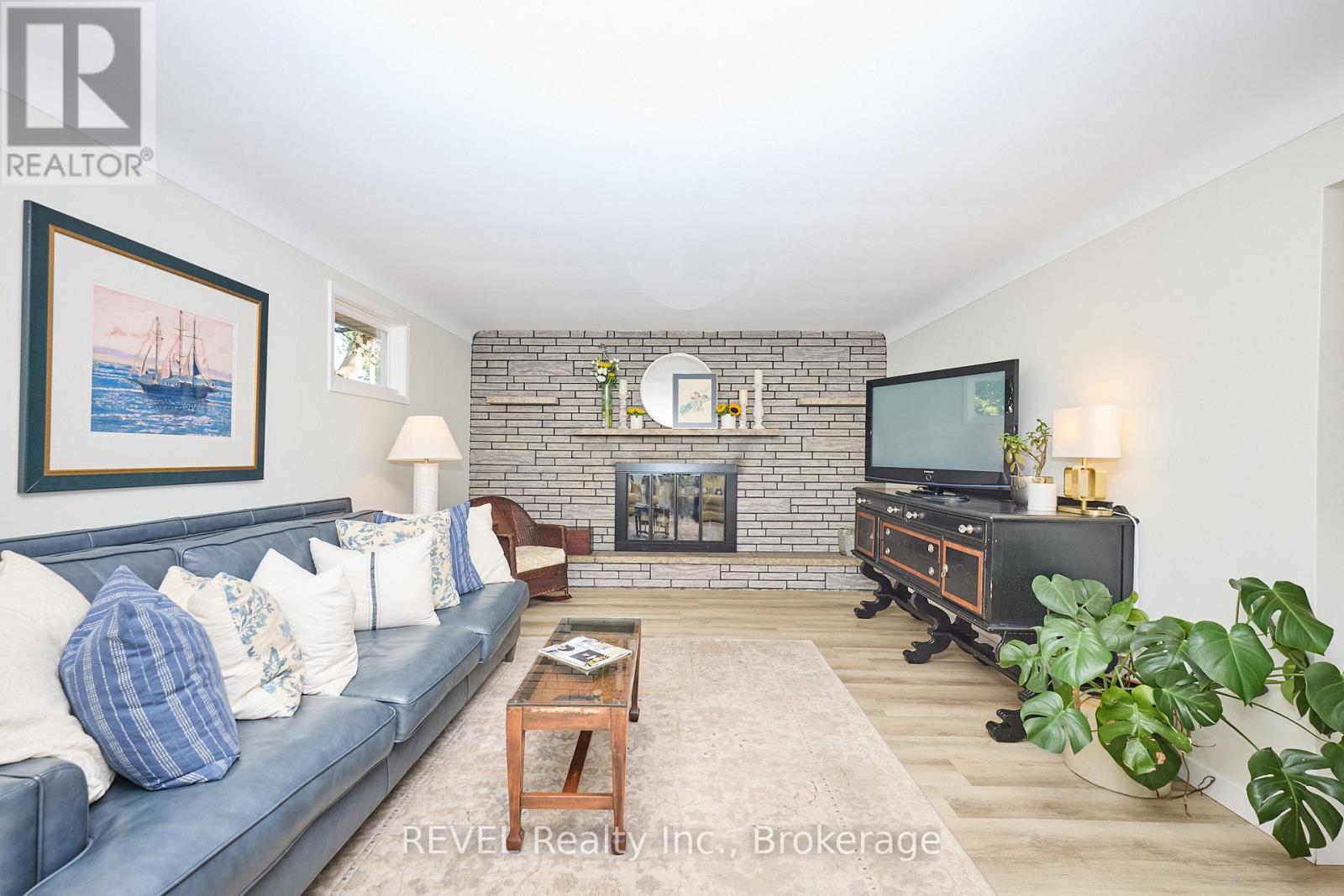 88 Haun Road, Fort Erie (Crystal Beach), ON - Indoor Photo Showing Living Room With Fireplace