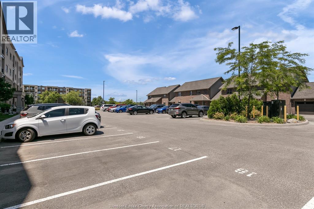 8475 Wyandotte Street East Unit# 101, Windsor, ON - Outdoor