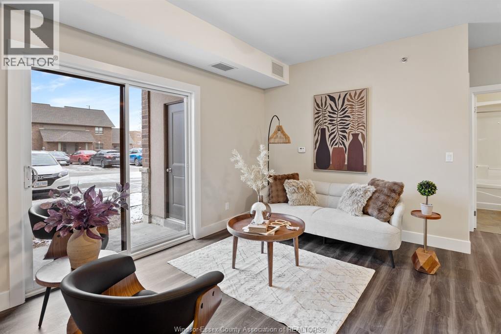 8475 Wyandotte Street East Unit# 101, Windsor, ON - Indoor Photo Showing Living Room