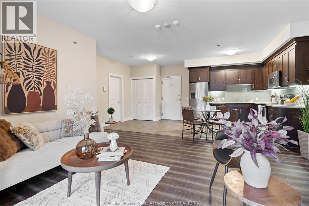 8475 Wyandotte Street East Unit# 101, Windsor, ON - Indoor Photo Showing Living Room
