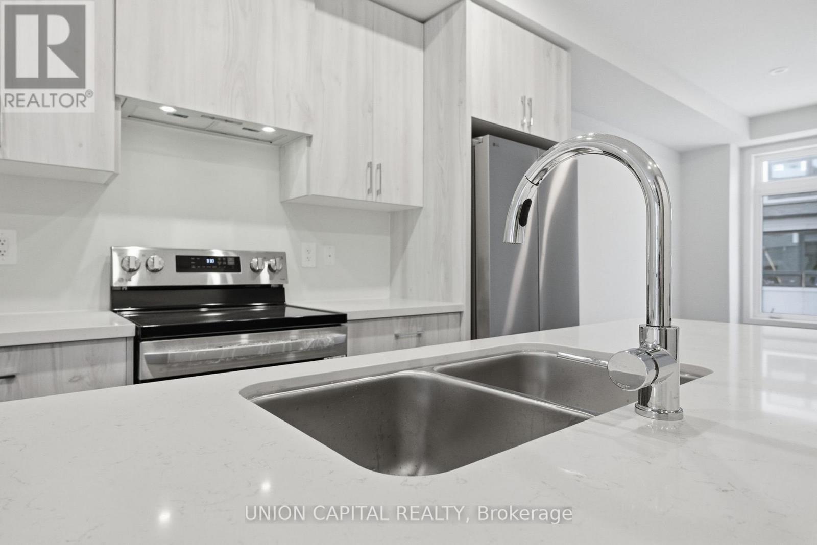 6 Robert Gilpin Lane, Richmond Hill, ON - Indoor Photo Showing Kitchen With Double Sink