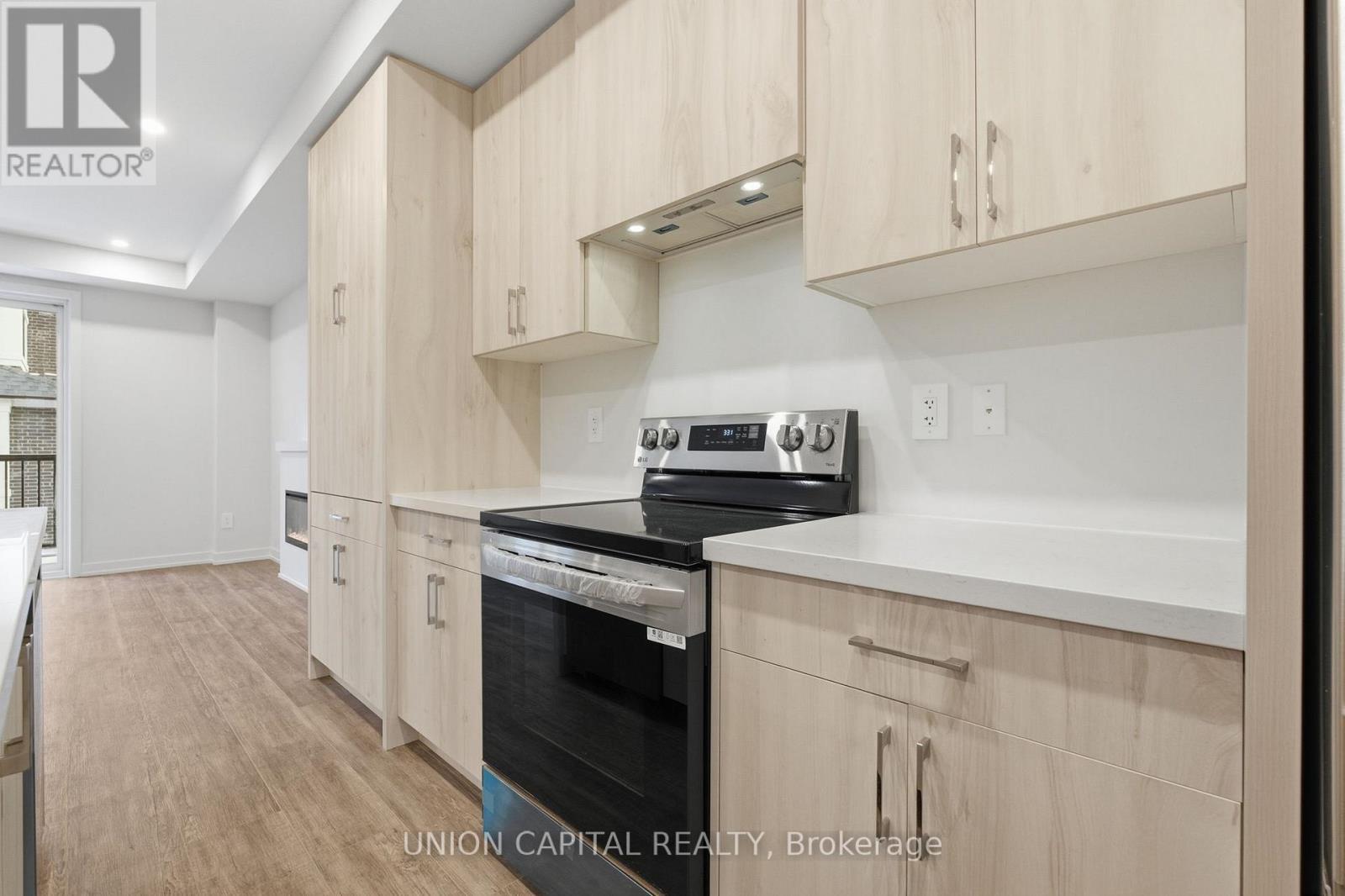 6 Robert Gilpin Lane, Richmond Hill, ON - Indoor Photo Showing Kitchen