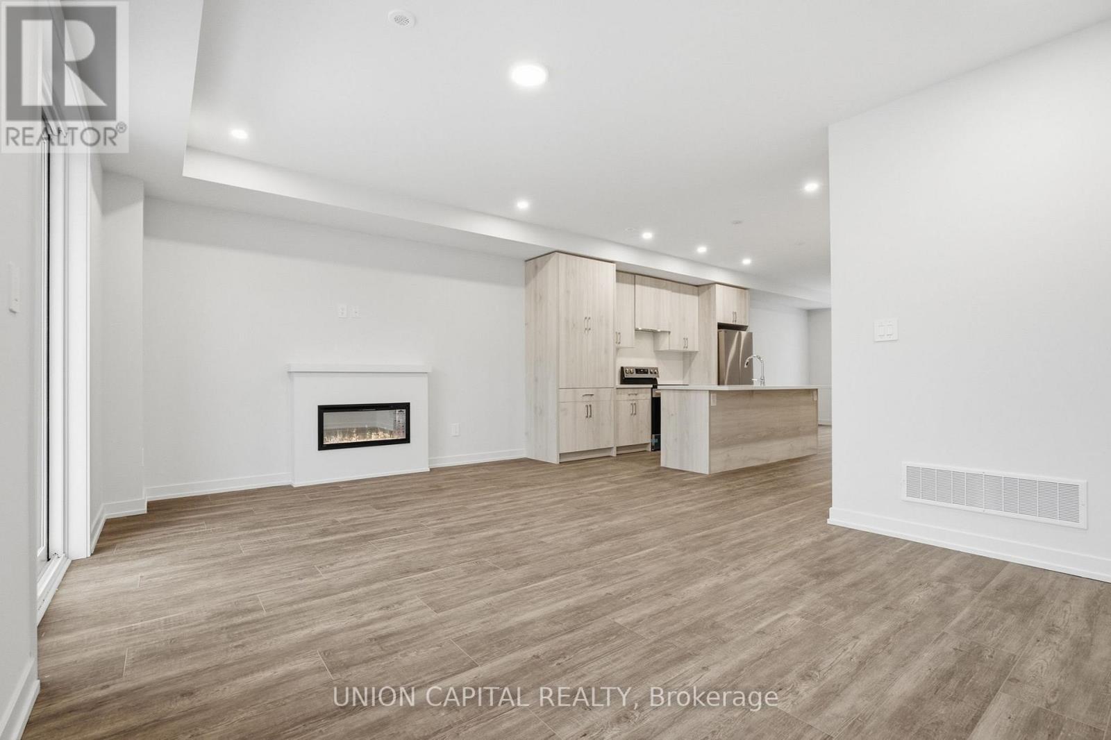 6 Robert Gilpin Lane, Richmond Hill, ON - Indoor With Fireplace