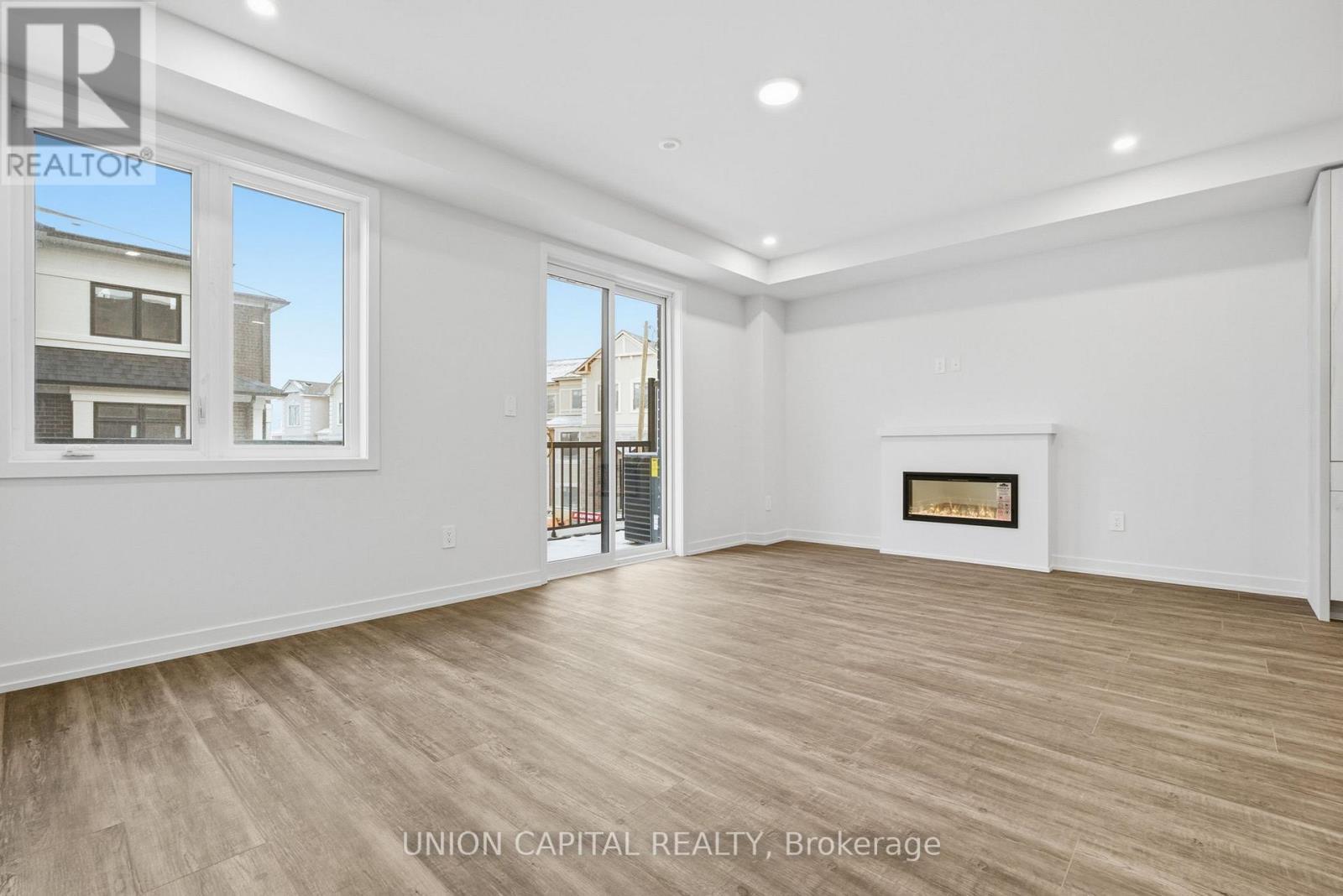 6 Robert Gilpin Lane, Richmond Hill, ON - Indoor Photo Showing Living Room With Fireplace