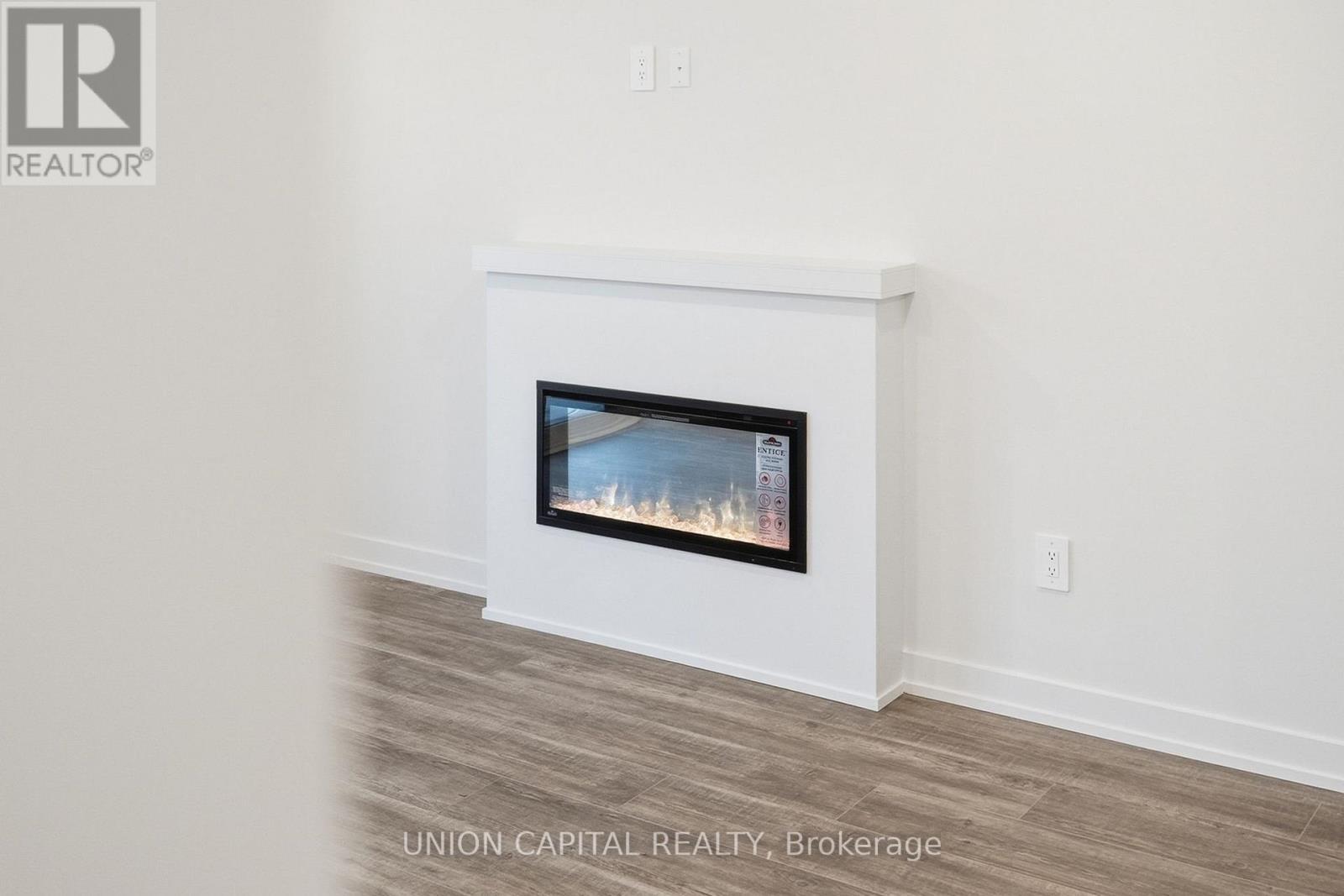 6 Robert Gilpin Lane, Richmond Hill, ON - Indoor Photo Showing Living Room With Fireplace