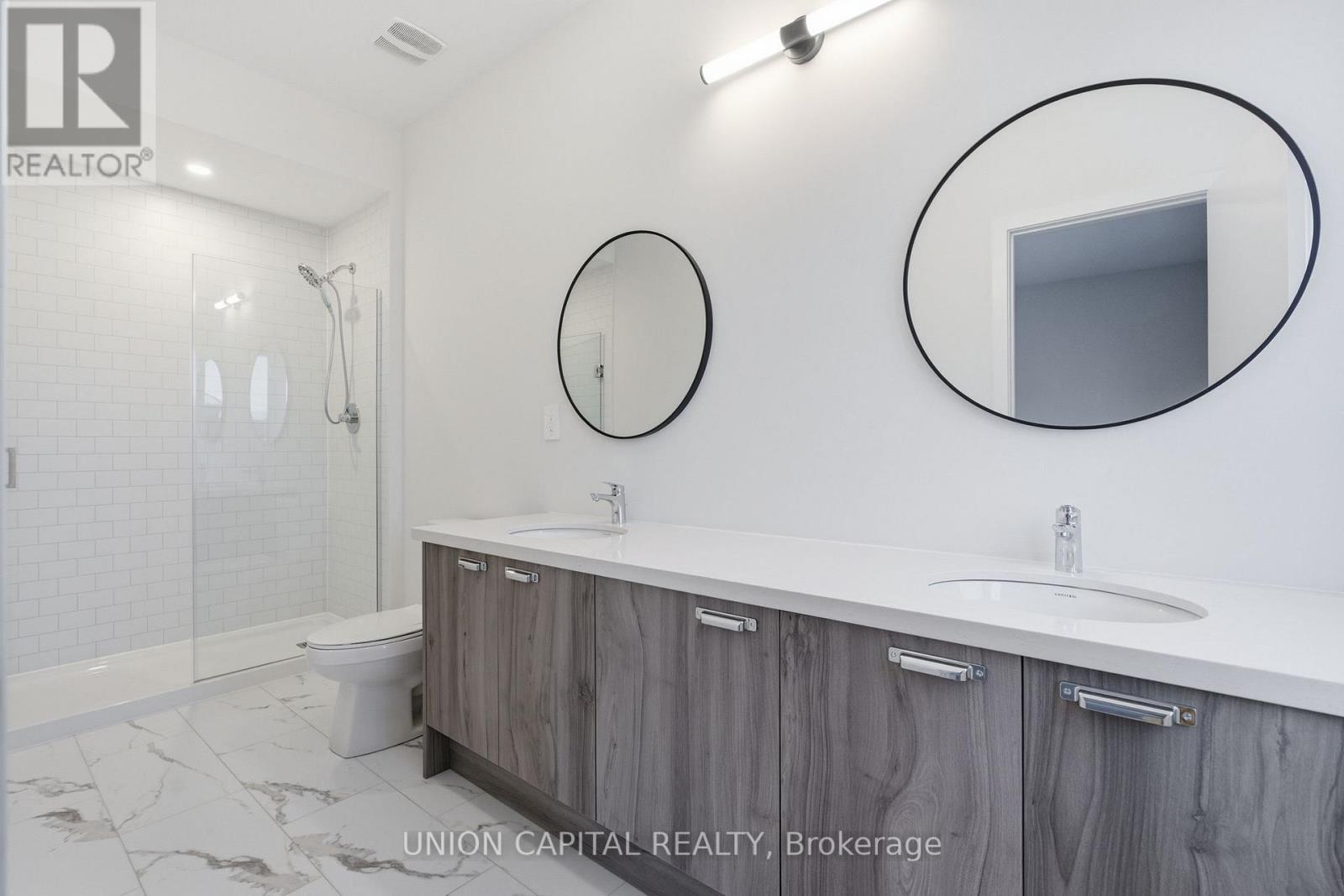 6 Robert Gilpin Lane, Richmond Hill, ON - Indoor Photo Showing Bathroom
