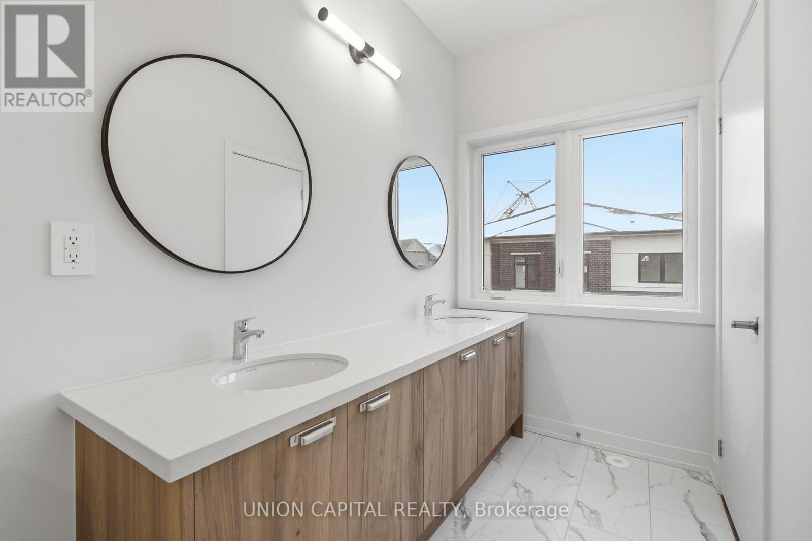 6 Robert Gilpin Lane, Richmond Hill, ON - Indoor Photo Showing Bathroom