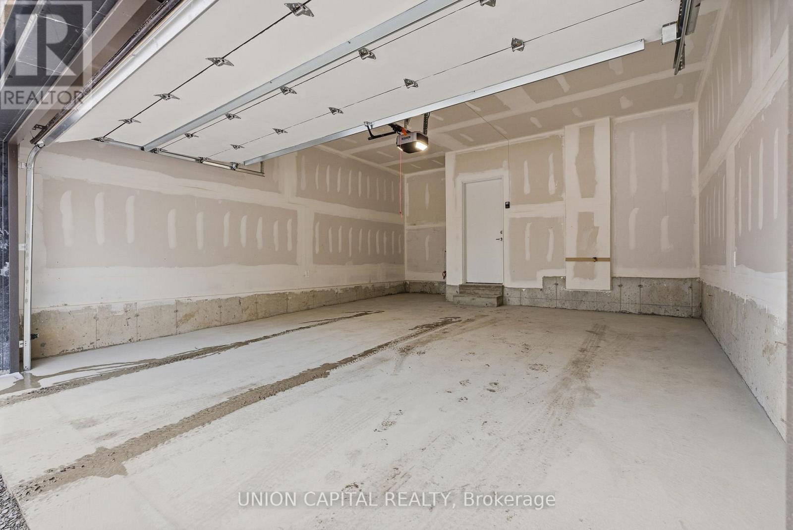 6 Robert Gilpin Lane, Richmond Hill, ON - Indoor Photo Showing Garage