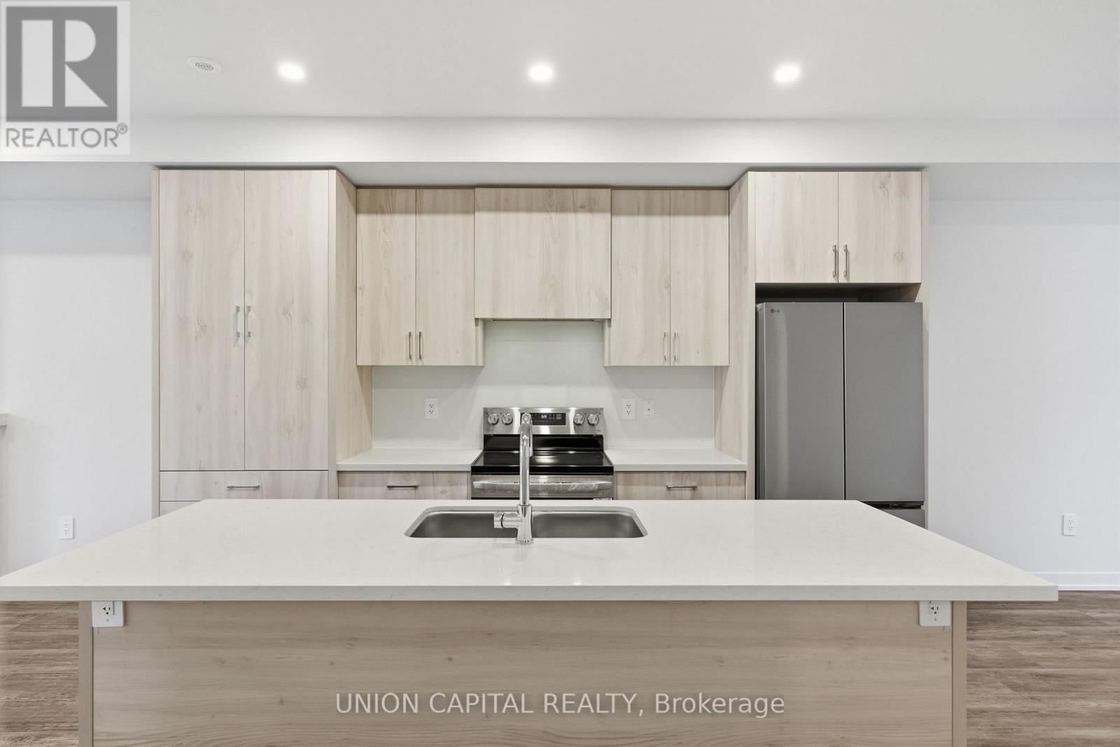 6 Robert Gilpin Lane, Richmond Hill, ON - Indoor Photo Showing Kitchen With Double Sink