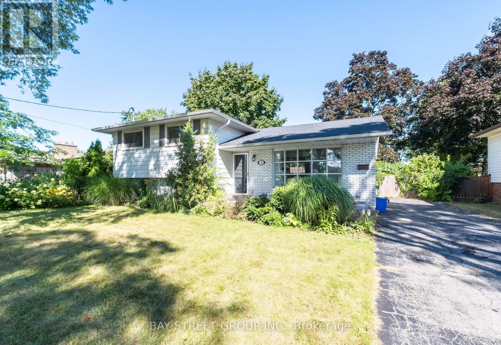 Lower Unit - 15 Old Oxford Road, St. Catharines (Vine/Linwell), ON - Outdoor