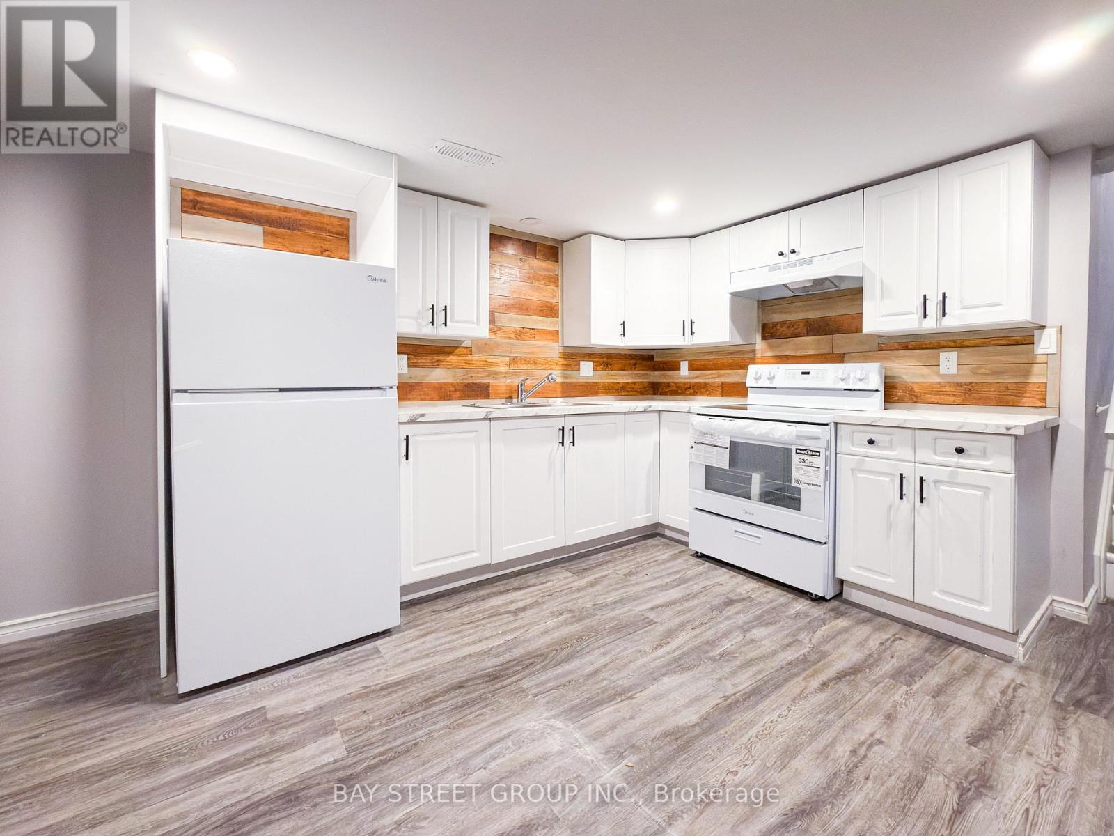 Lower Unit - 15 Old Oxford Road, St. Catharines (Vine/Linwell), ON - Indoor Photo Showing Kitchen