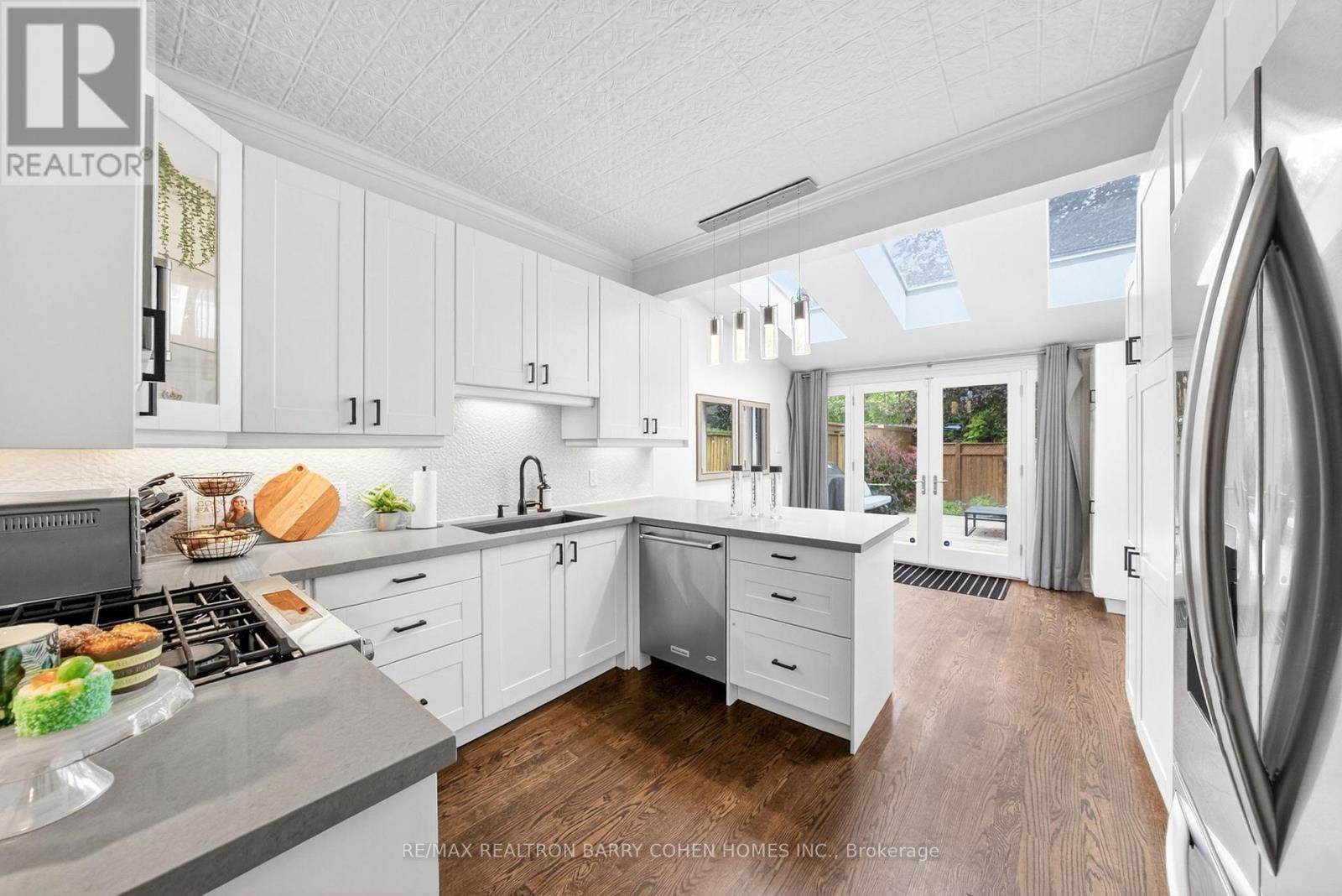 198 Macpherson Avenue, Toronto, ON - Indoor Photo Showing Kitchen With Upgraded Kitchen