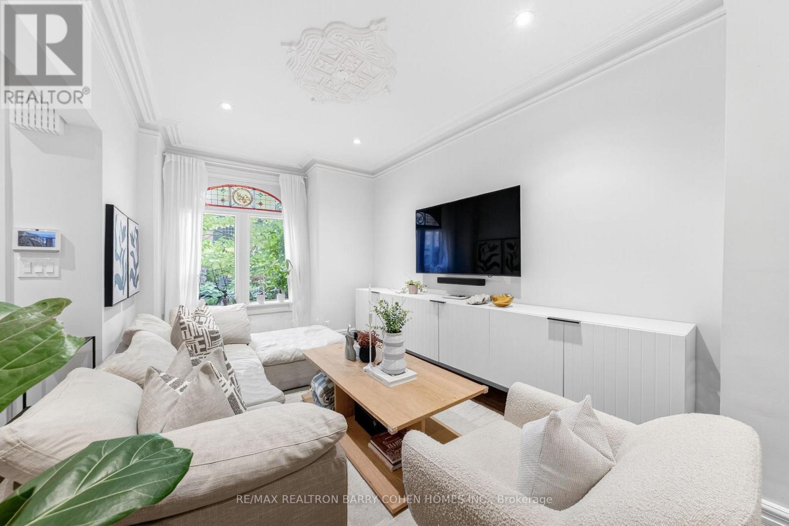 198 Macpherson Avenue, Toronto, ON - Indoor Photo Showing Living Room