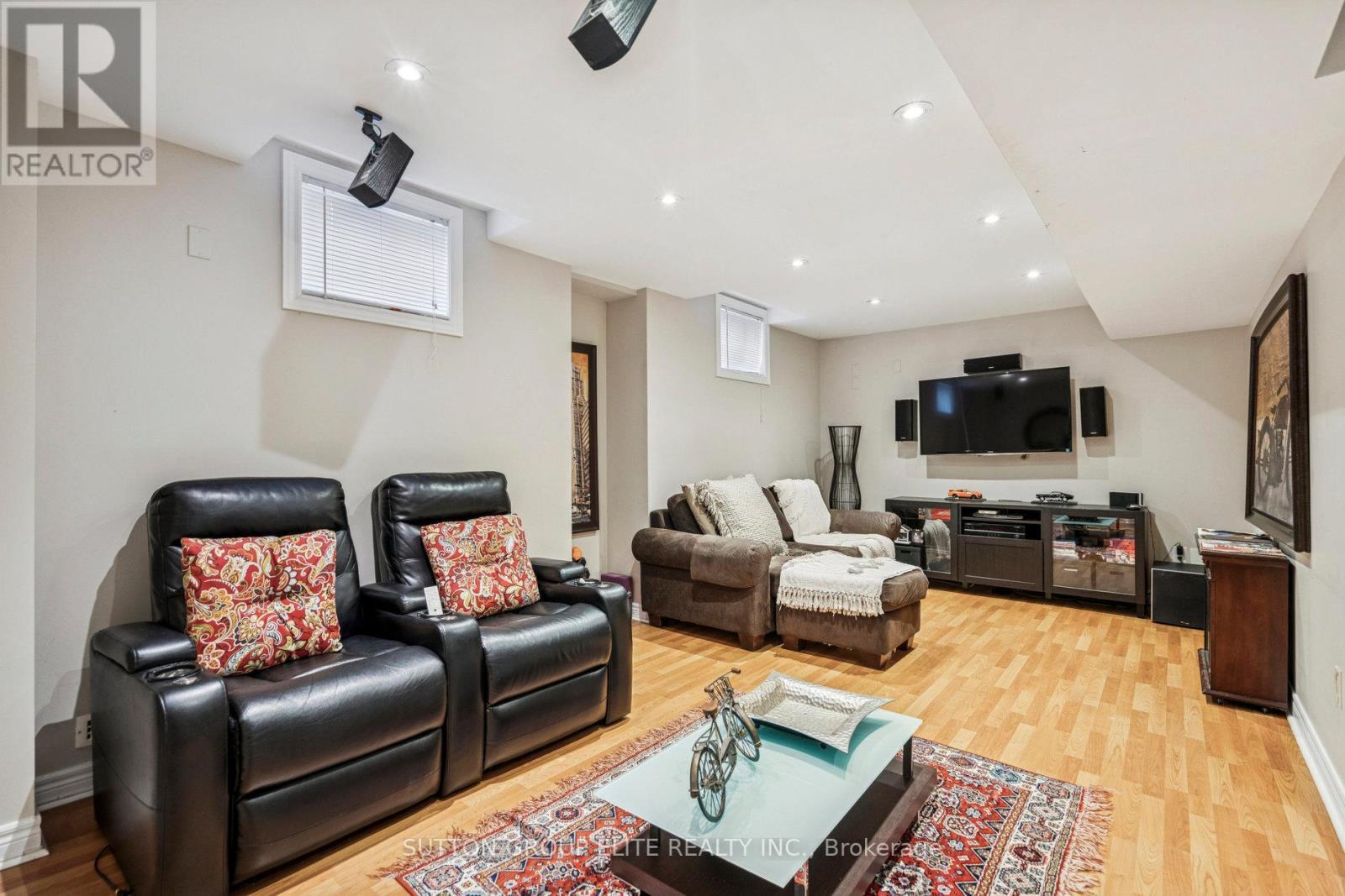 2424 Oakhaven Drive, Oakville, ON - Indoor Photo Showing Living Room