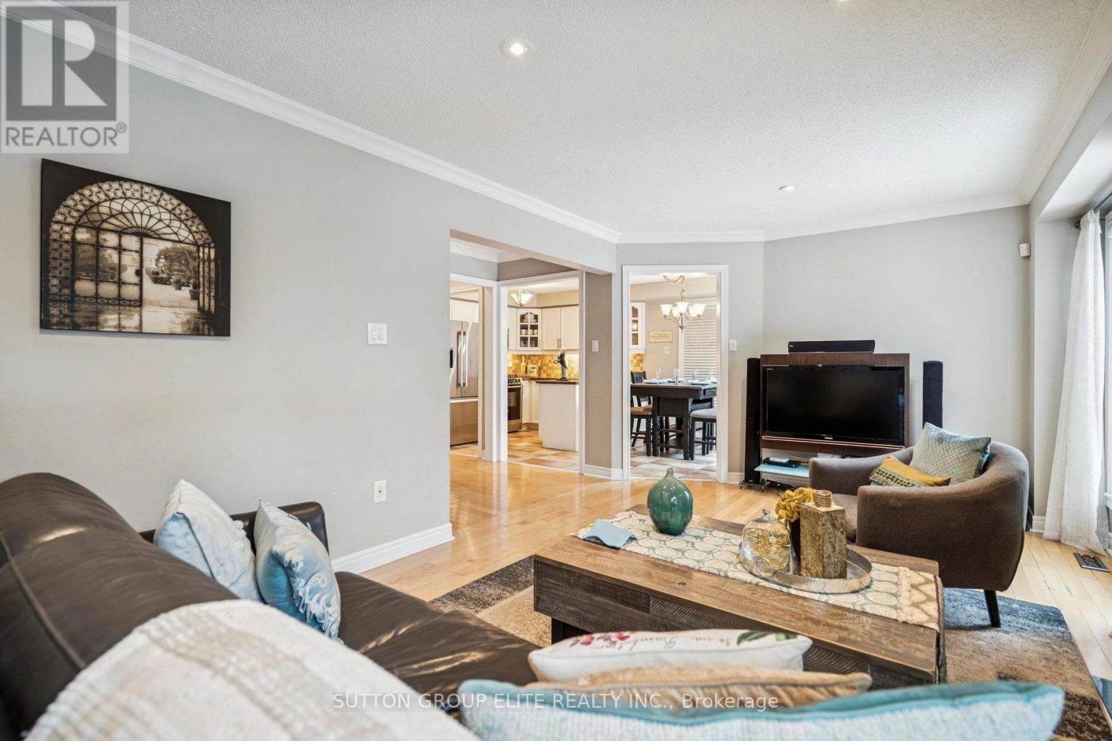 2424 Oakhaven Drive, Oakville, ON - Indoor Photo Showing Living Room