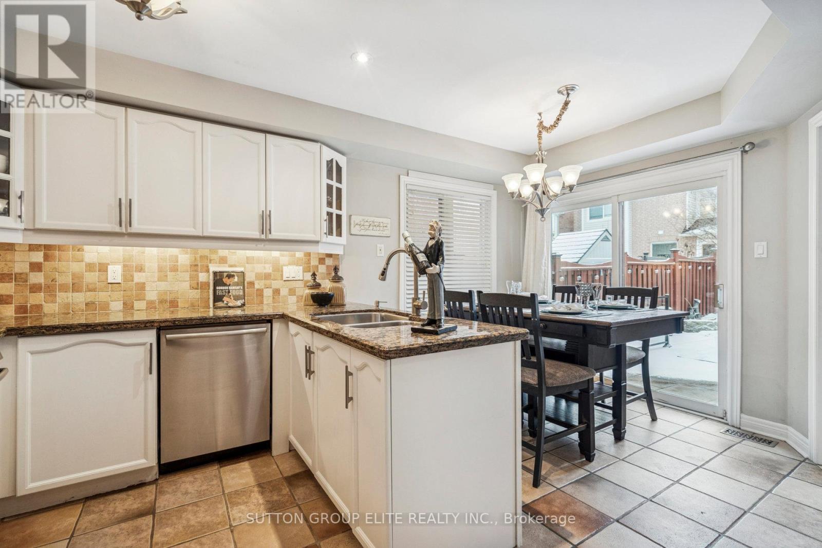 2424 Oakhaven Drive, Oakville, ON - Indoor Photo Showing Kitchen With Double Sink With Upgraded Kitchen