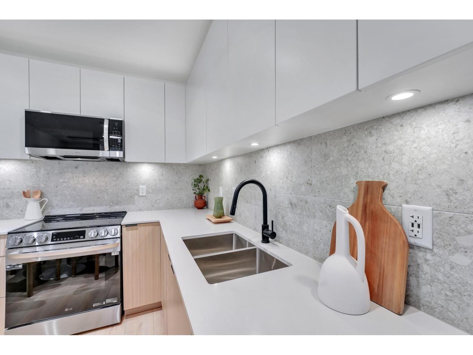 B313 5360 204Th Street, Langley, BC - Indoor Photo Showing Kitchen With Double Sink With Upgraded Kitchen
