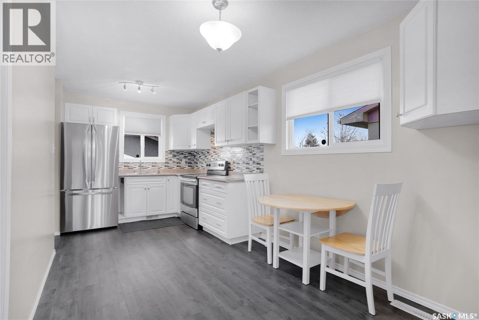 330 Smallwood Crescent, Saskatoon, SK - Indoor Photo Showing Kitchen With Upgraded Kitchen