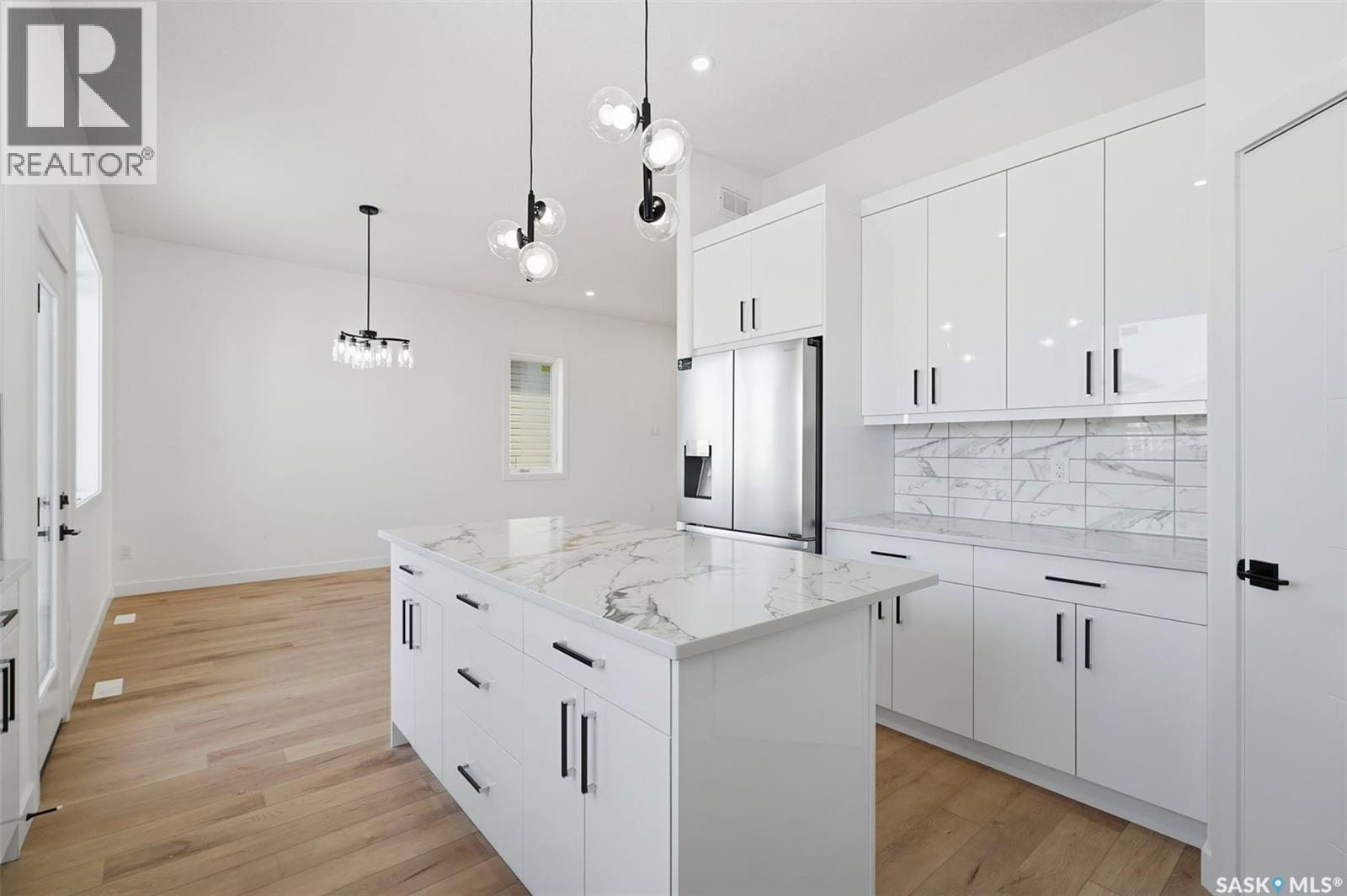151 Sharma Lane, Saskatoon, SK - Indoor Photo Showing Kitchen With Upgraded Kitchen