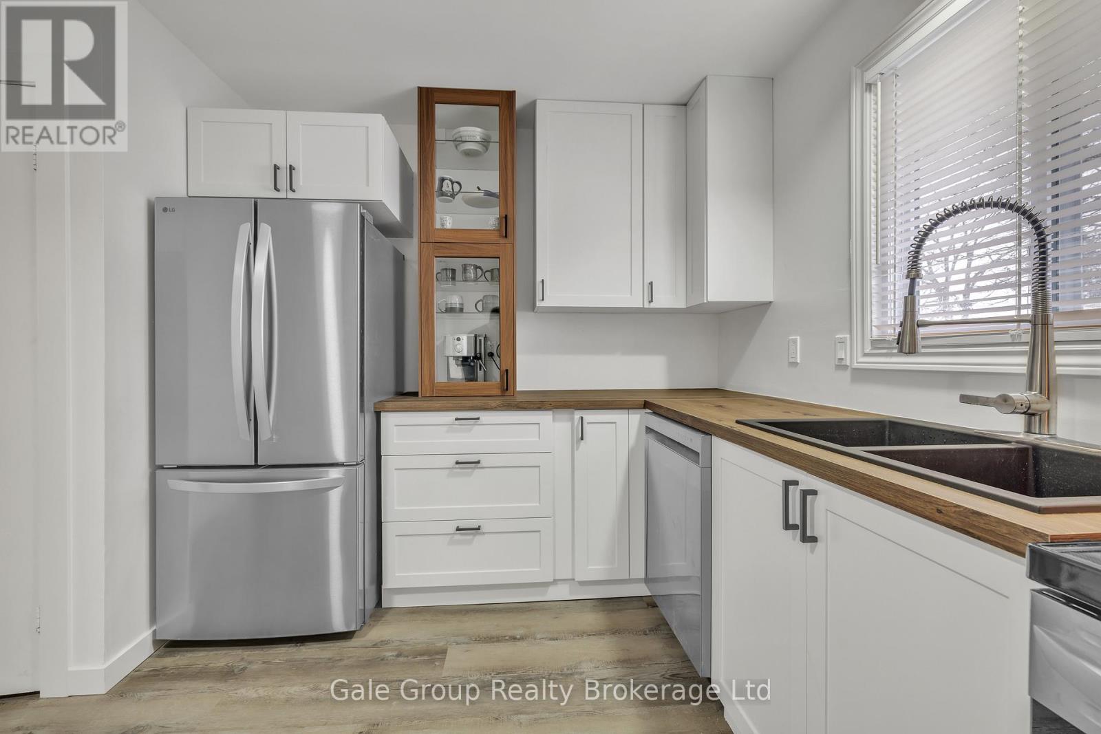 6 - 125 Bay Street, Woodstock (Woodstock - South), ON - Indoor Photo Showing Kitchen With Double Sink