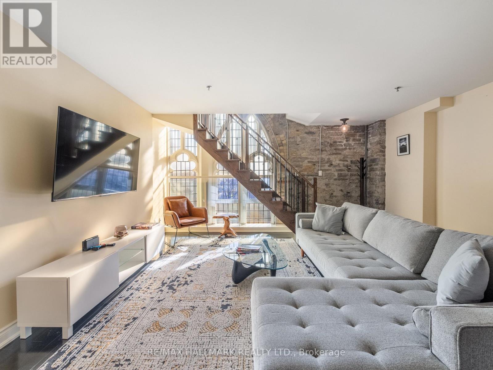 301 - 384 Sunnyside Avenue, Toronto, ON - Indoor Photo Showing Living Room