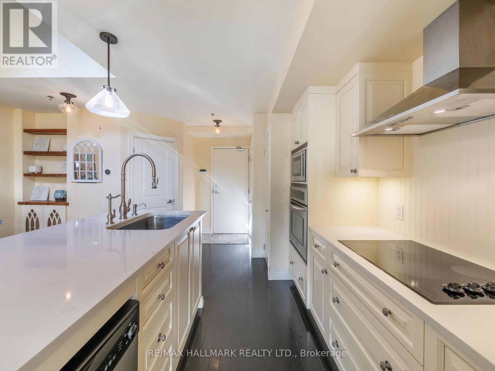 301 - 384 Sunnyside Avenue, Toronto, ON - Indoor Photo Showing Kitchen With Upgraded Kitchen