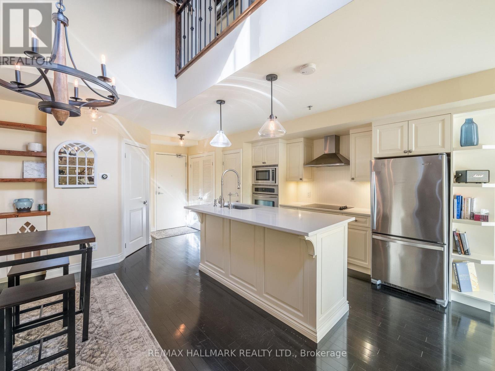 301 - 384 Sunnyside Avenue, Toronto, ON - Indoor Photo Showing Kitchen