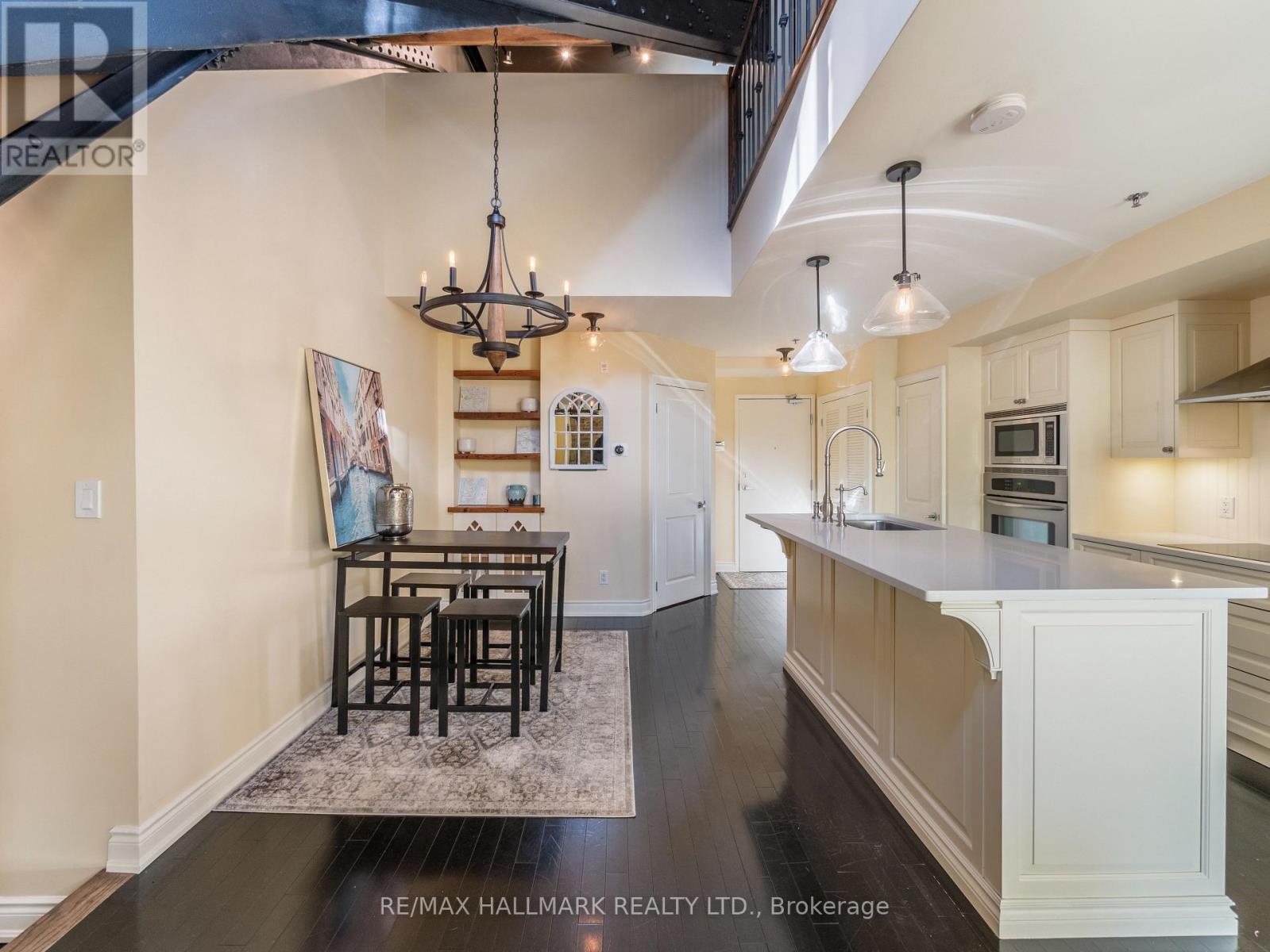 301 - 384 Sunnyside Avenue, Toronto, ON - Indoor Photo Showing Kitchen