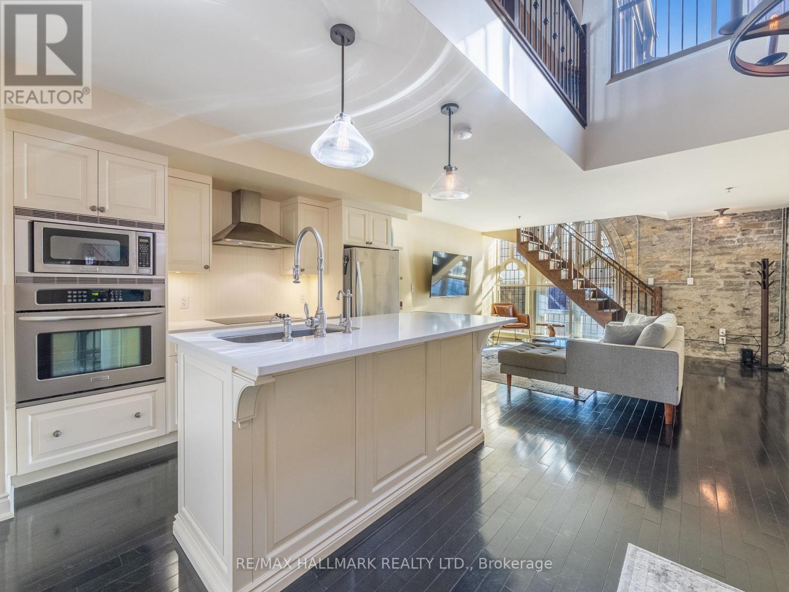 301 - 384 Sunnyside Avenue, Toronto, ON - Indoor Photo Showing Kitchen