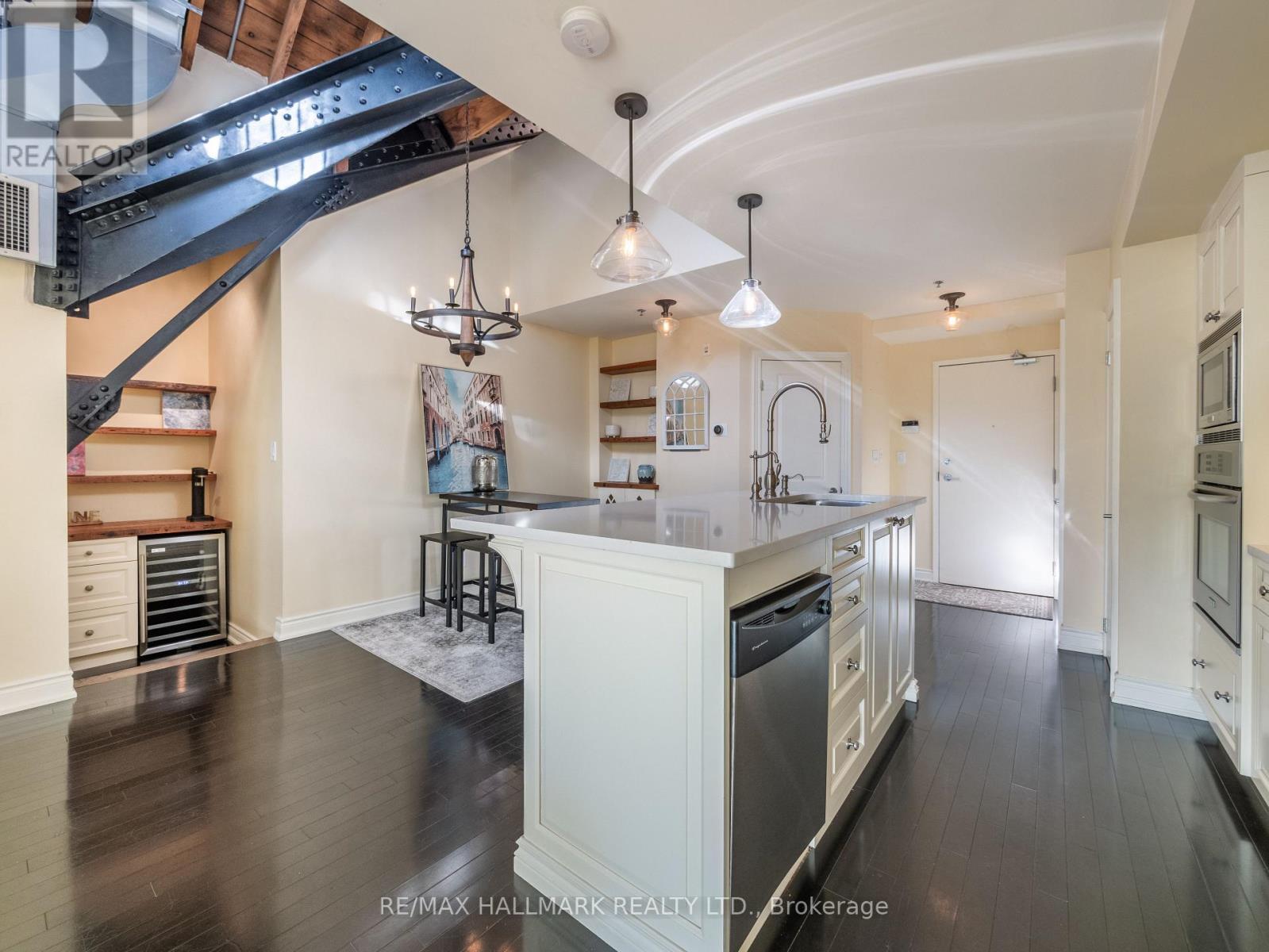 301 - 384 Sunnyside Avenue, Toronto, ON - Indoor Photo Showing Kitchen With Upgraded Kitchen