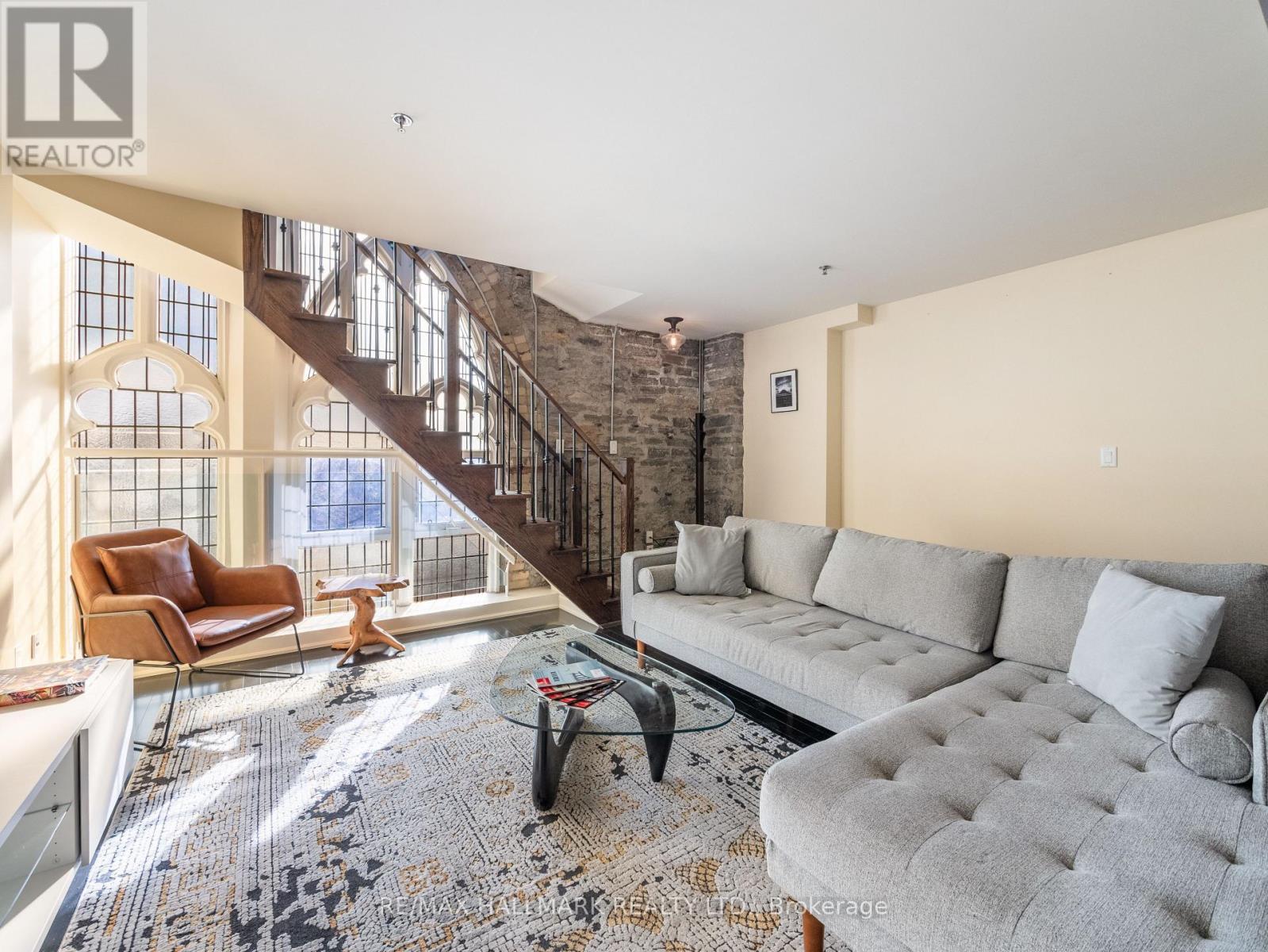 301 - 384 Sunnyside Avenue, Toronto, ON - Indoor Photo Showing Living Room