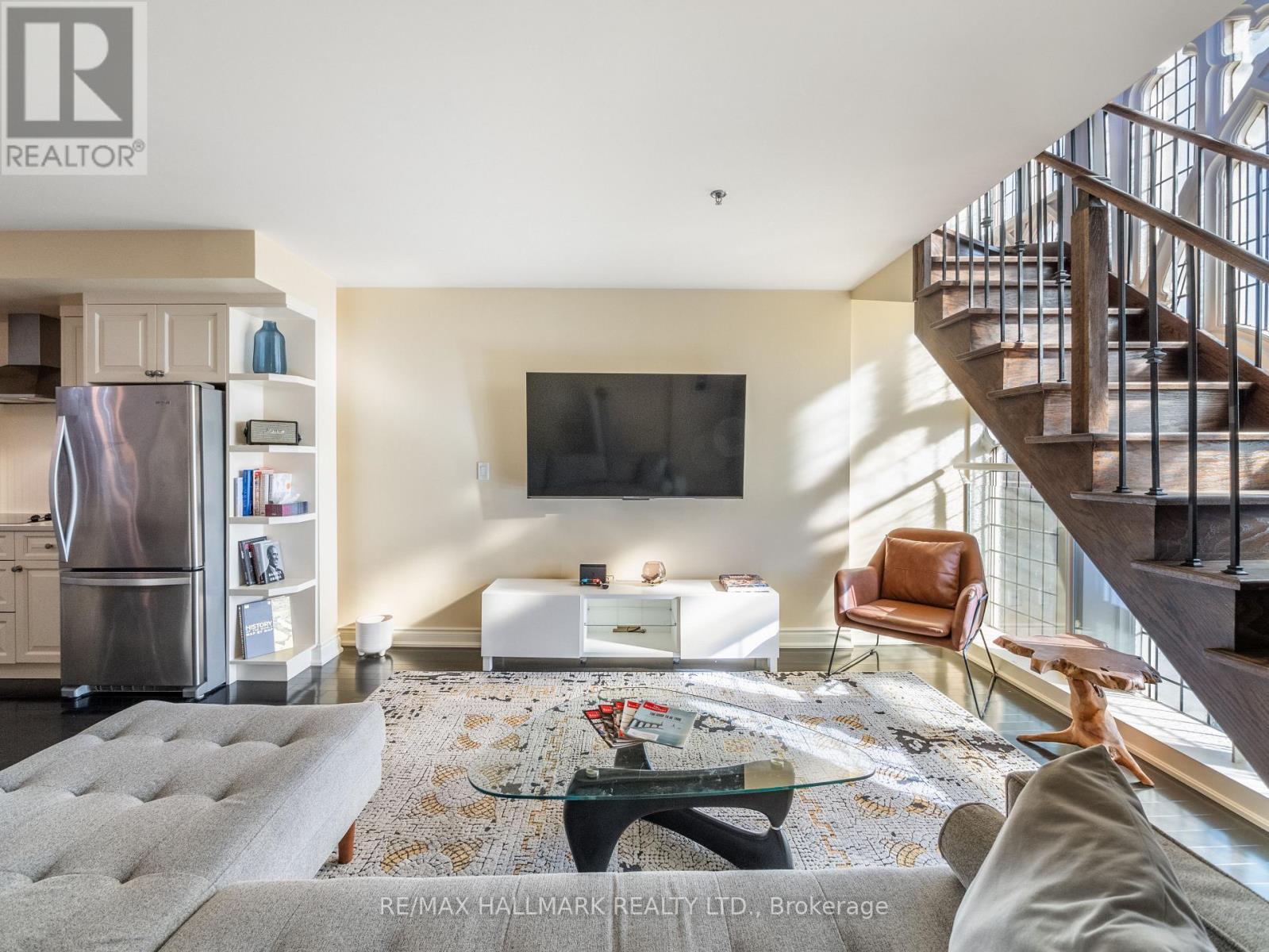 301 - 384 Sunnyside Avenue, Toronto, ON - Indoor Photo Showing Living Room