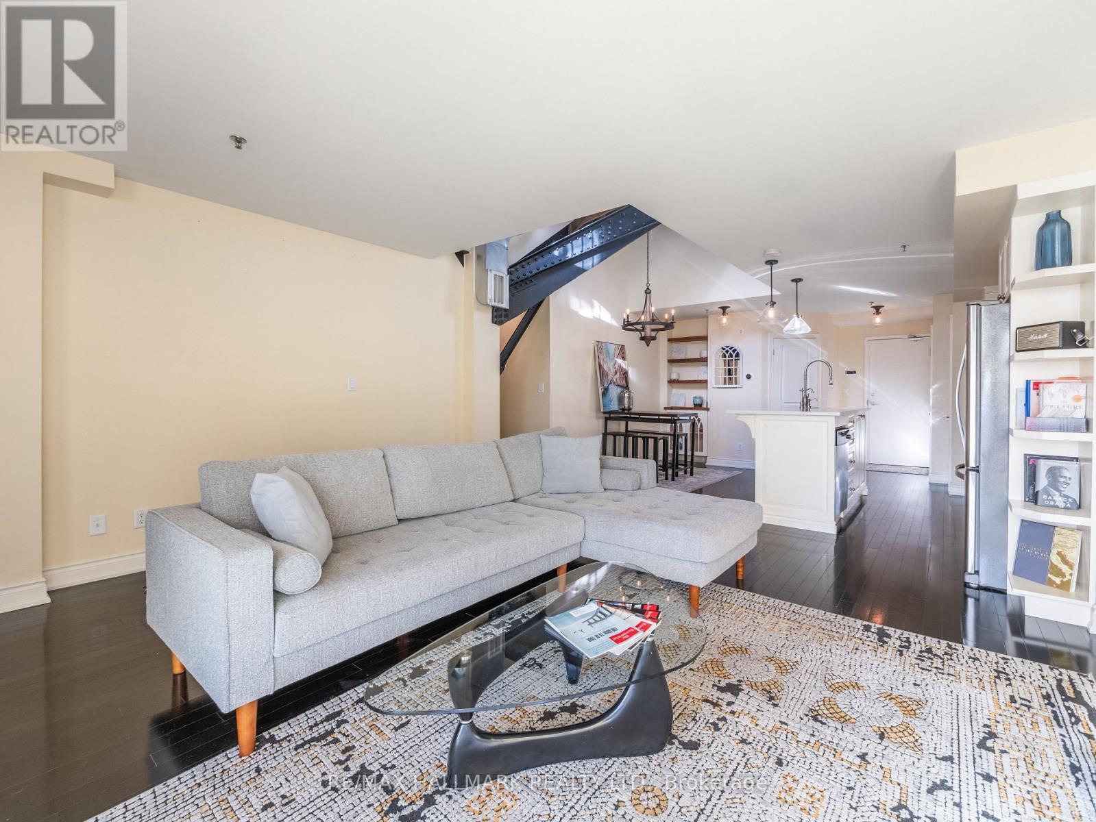 301 - 384 Sunnyside Avenue, Toronto, ON - Indoor Photo Showing Living Room