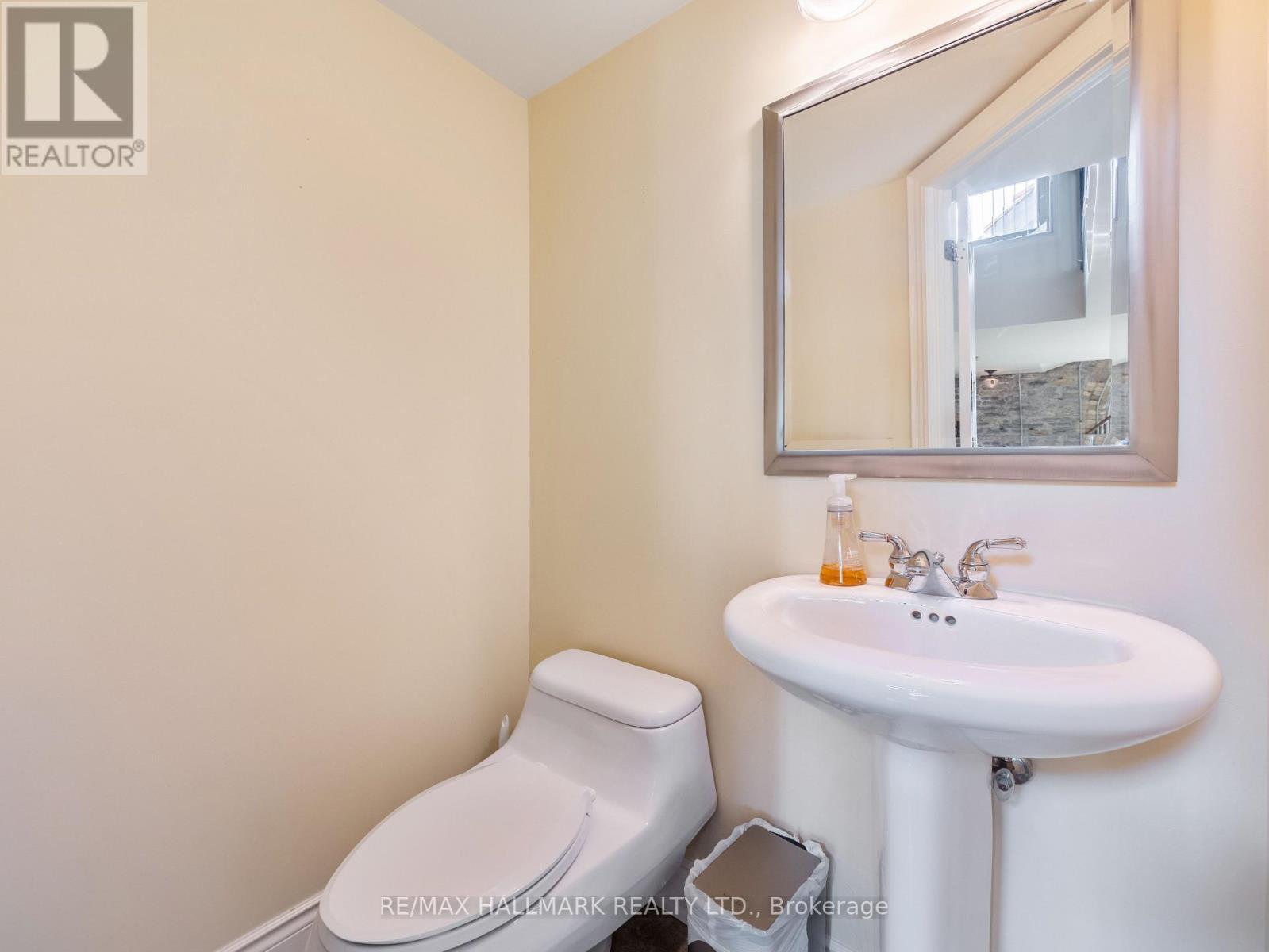 301 - 384 Sunnyside Avenue, Toronto, ON - Indoor Photo Showing Bathroom