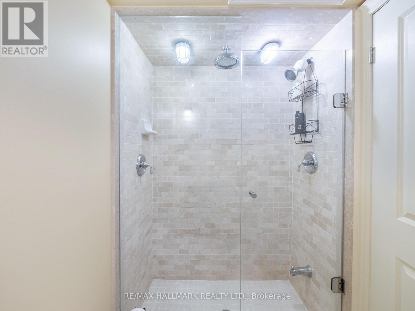 301 - 384 Sunnyside Avenue, Toronto, ON - Indoor Photo Showing Bathroom