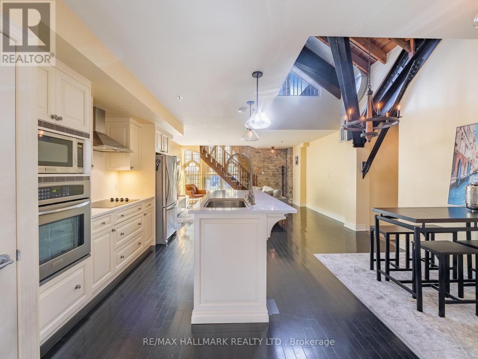 301 - 384 Sunnyside Avenue, Toronto, ON - Indoor Photo Showing Kitchen