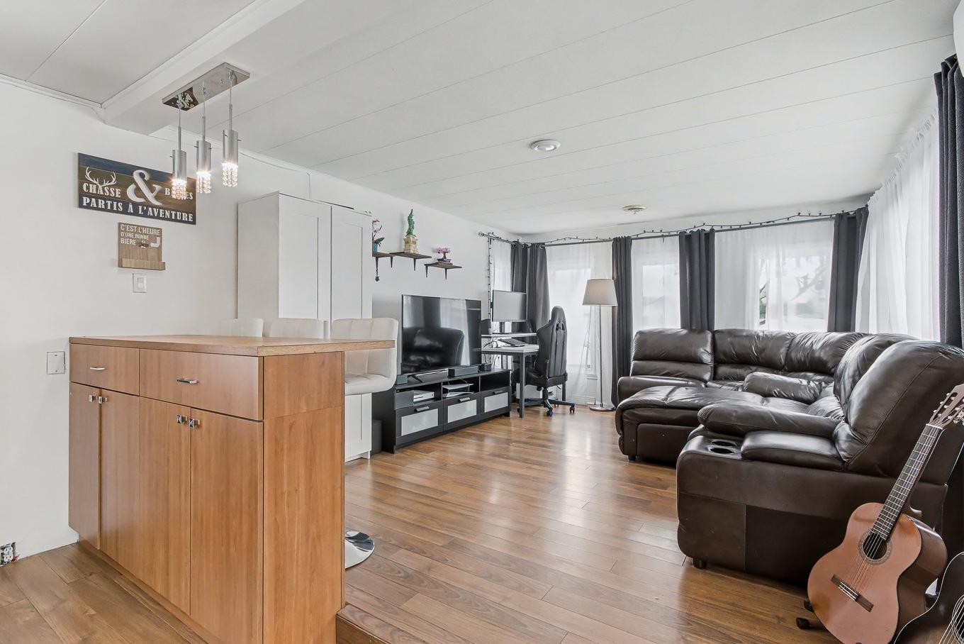 Salon - 316-3950 Boul. Sir-Wilfrid-Laurier, Longueuil (Saint-Hubert), QC - Indoor Photo Showing Living Room