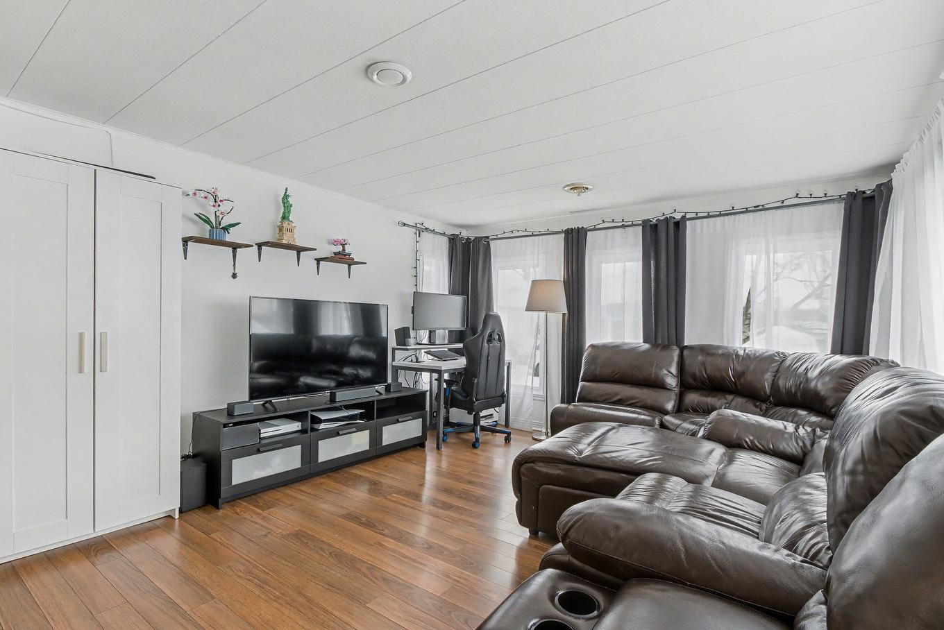 Salon - 316-3950 Boul. Sir-Wilfrid-Laurier, Longueuil (Saint-Hubert), QC - Indoor Photo Showing Living Room