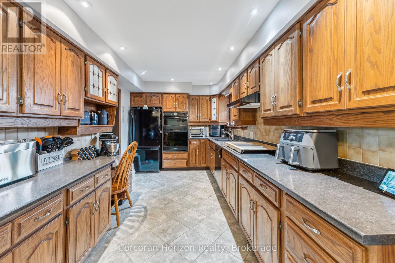 6845 Wilinger Street, Niagara Falls (Stamford), ON - Indoor Photo Showing Kitchen